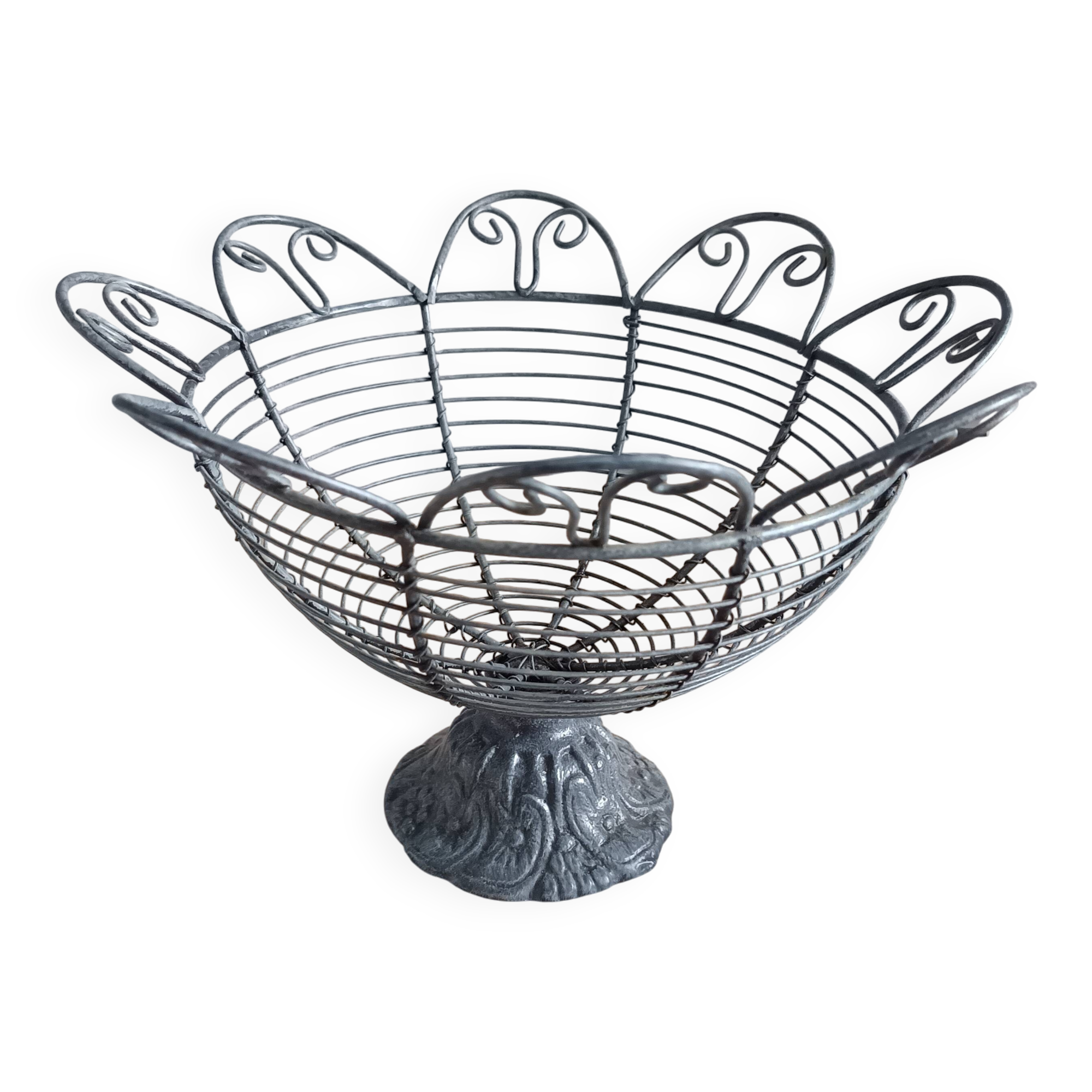 Metal fruit bowl