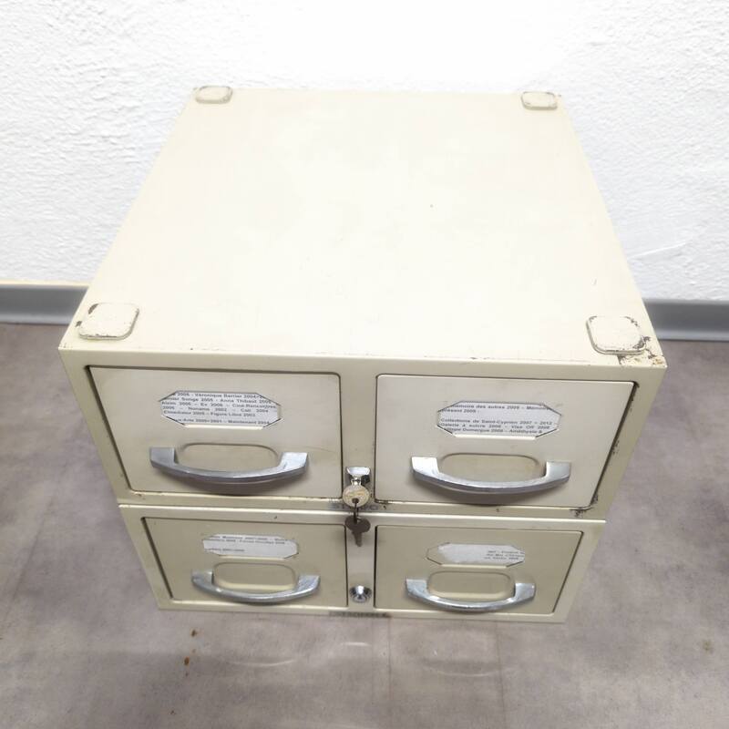 Strafor metal locker