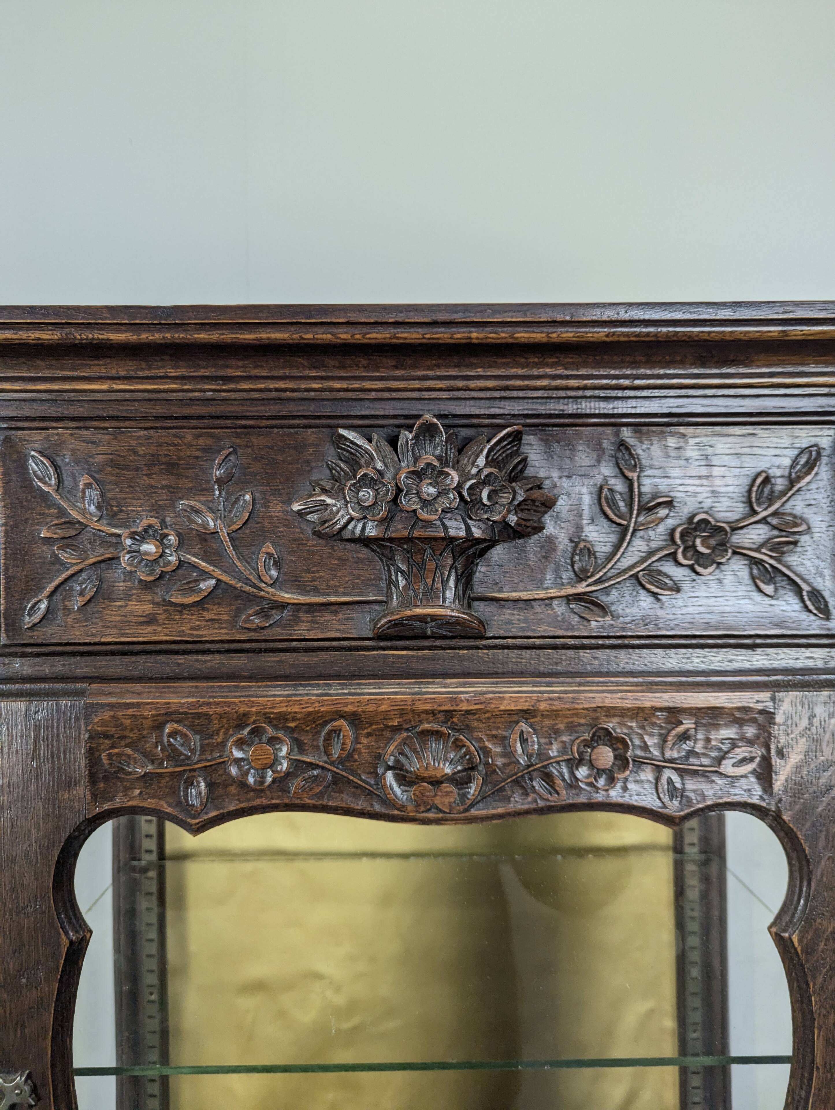 Provençal-style silver bonnet in walnut