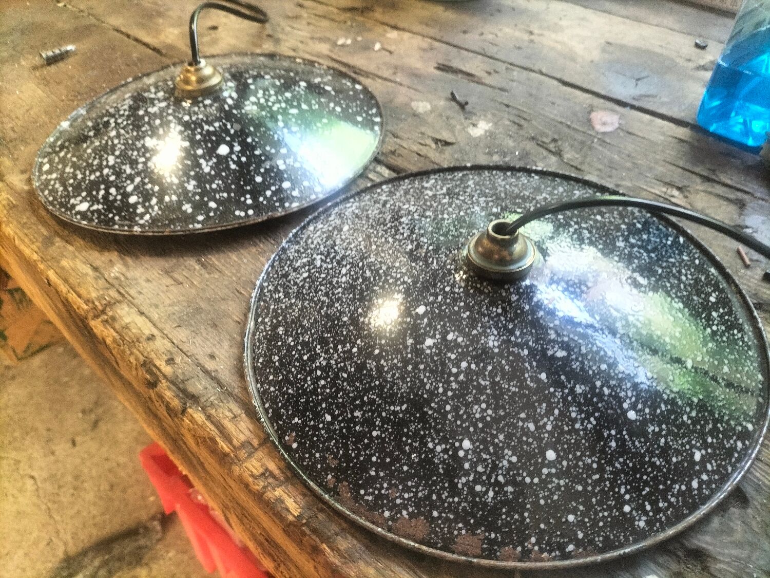 2 enamelled sheet metal suspensions