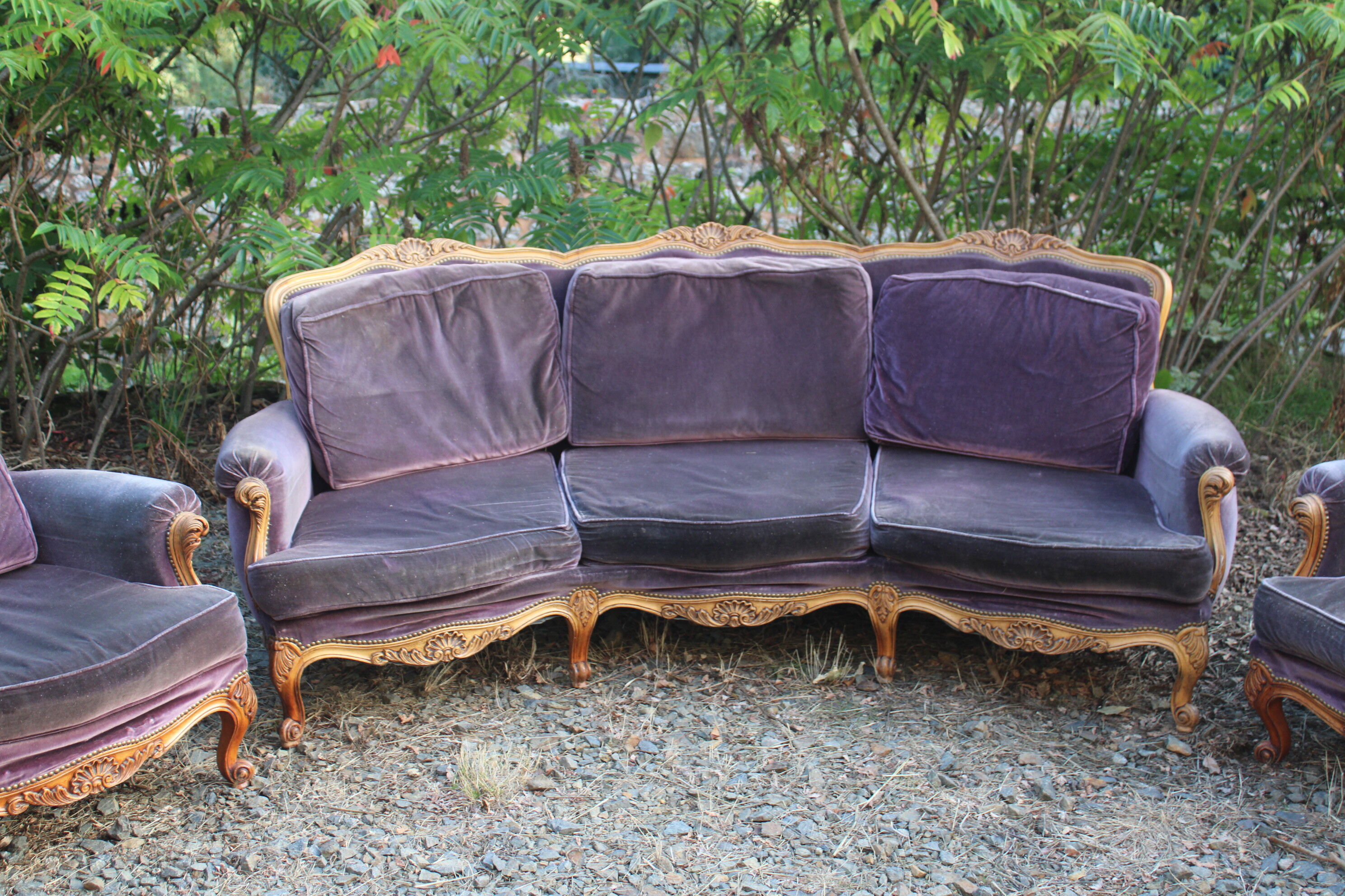 Sofa Voltaire rounded purple velvet