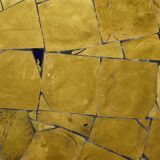 Table basse ornée d'une mosaïque à la feuille d'or 18 carats