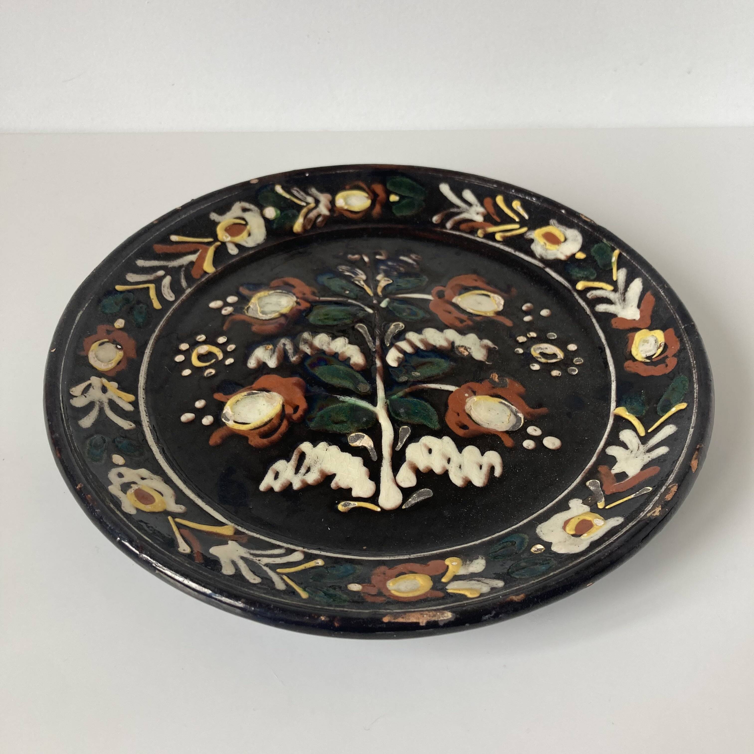Beau plat mural hongrois en terre vernissée polychrome – ca. 1930–1960