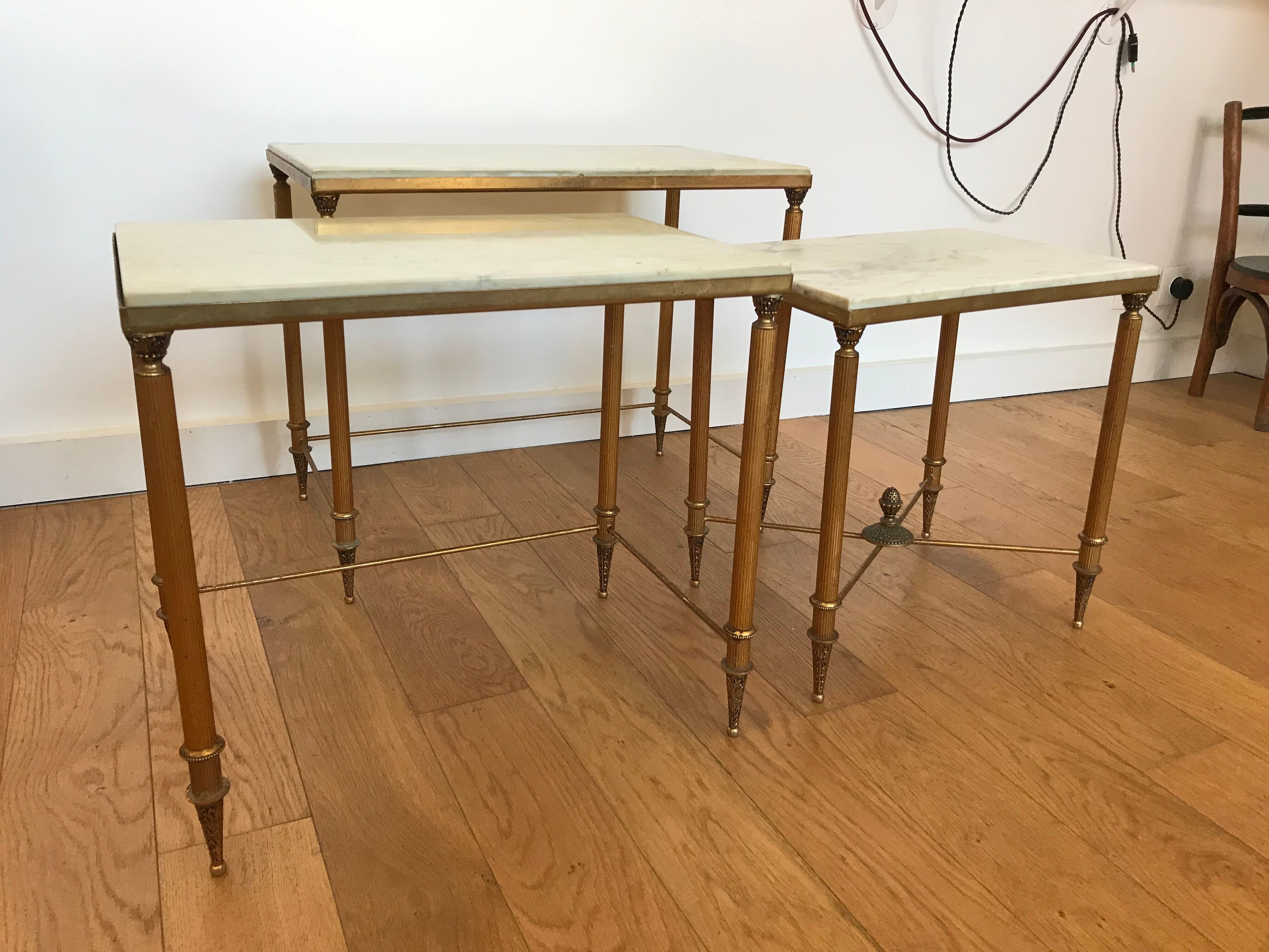 Pull-out tables in golden brass and marble
