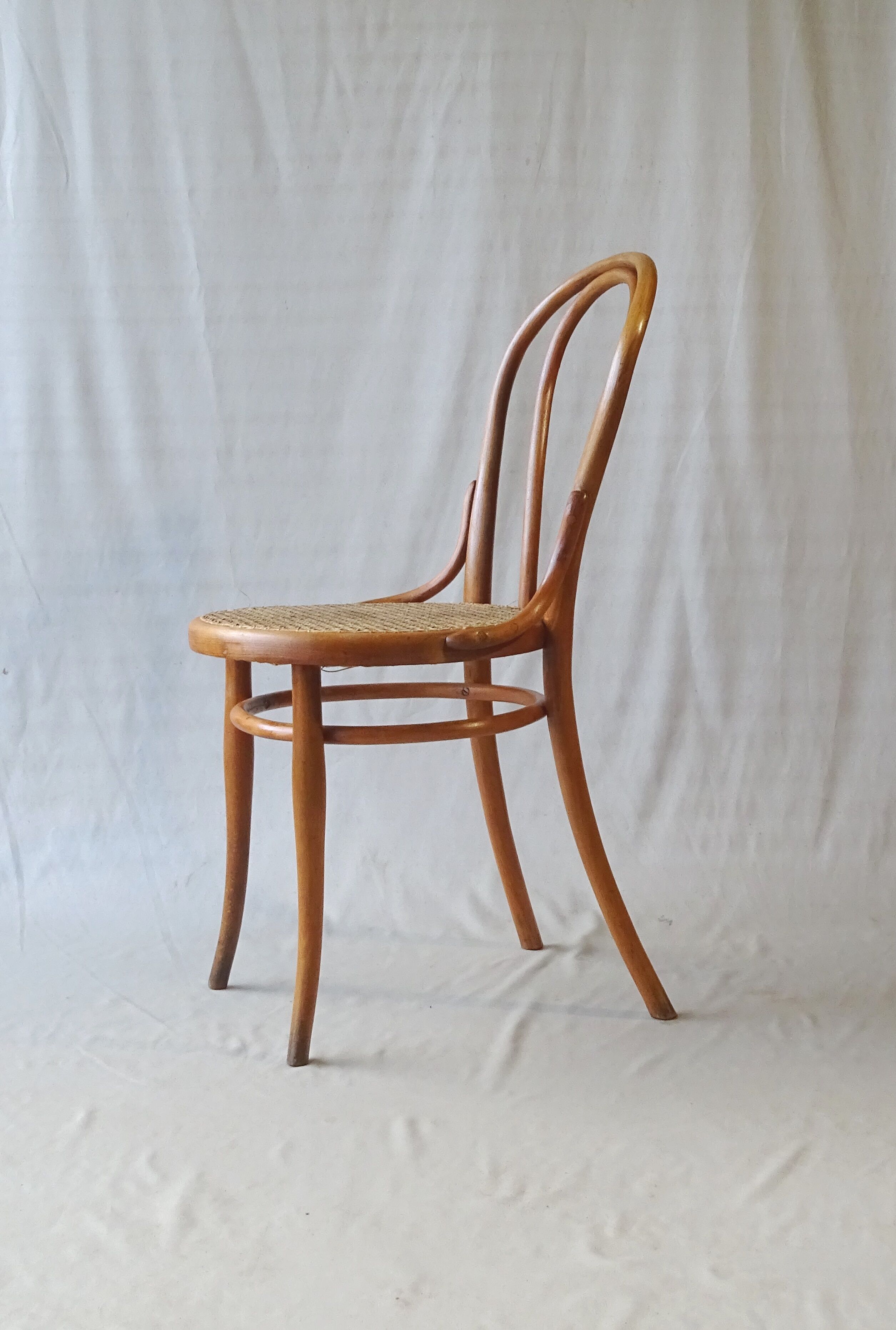 Chaise Thonet N°18, teinte merisier clair, vers 1890, cannée