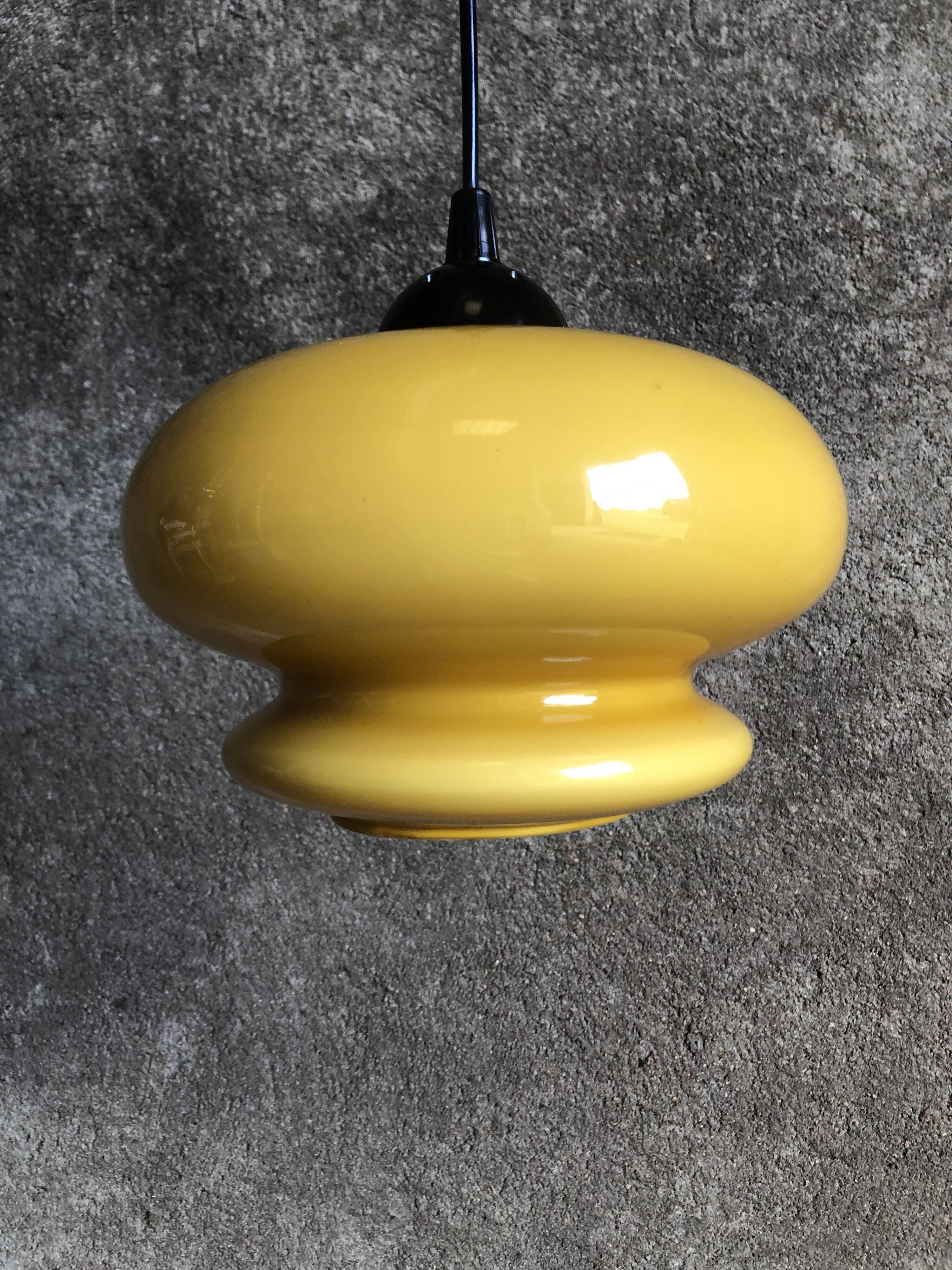 Suspension en opale jaune orangé, 1960/1970