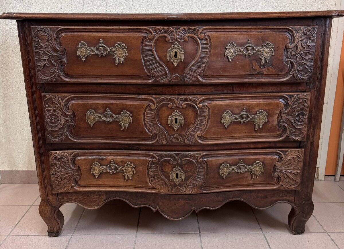 Curved Lyonnaise chest of drawers Louis XV period in solid walnut circa 1750