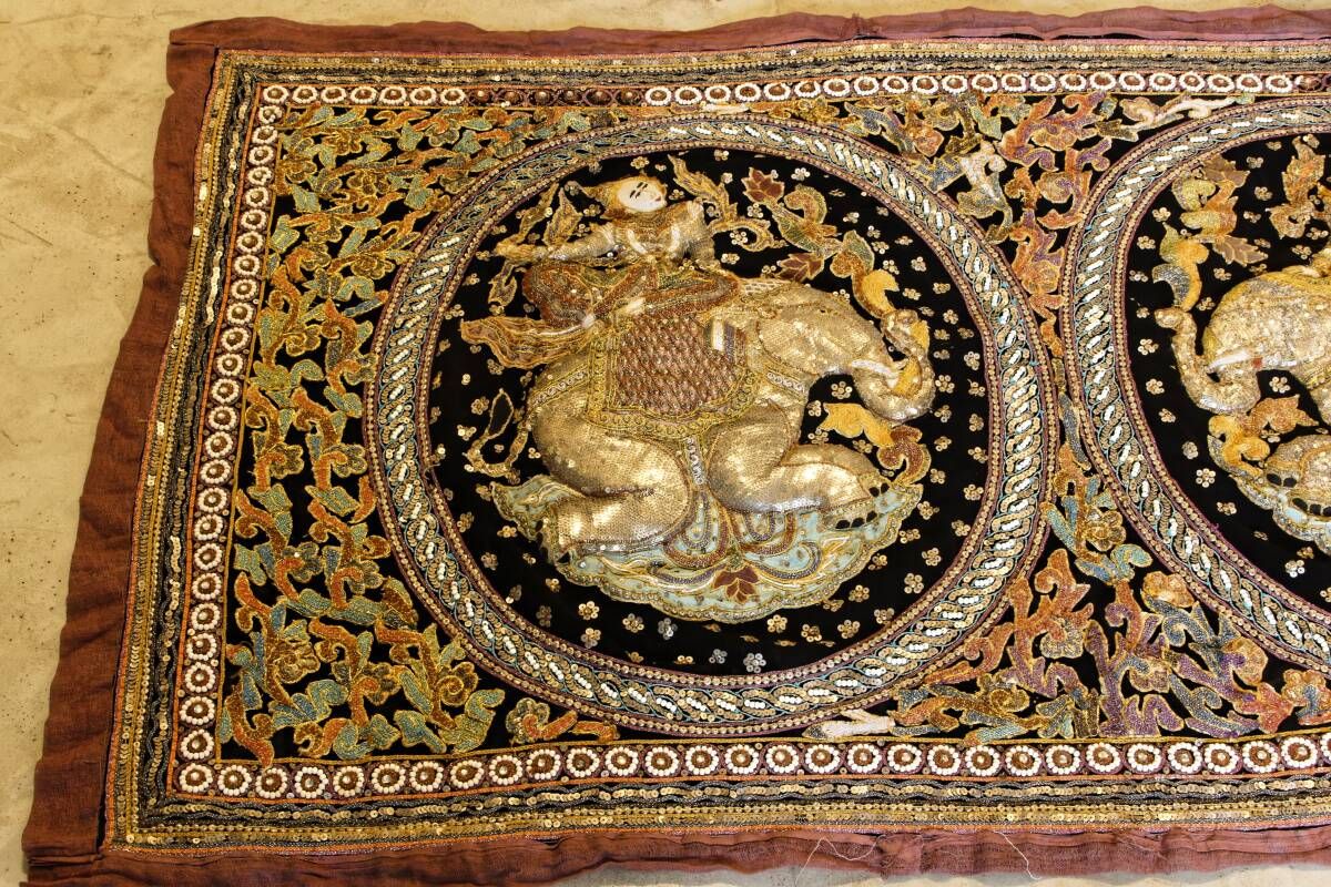 Tapisserie birmane Kalaga, les éléphants, perles et sequins