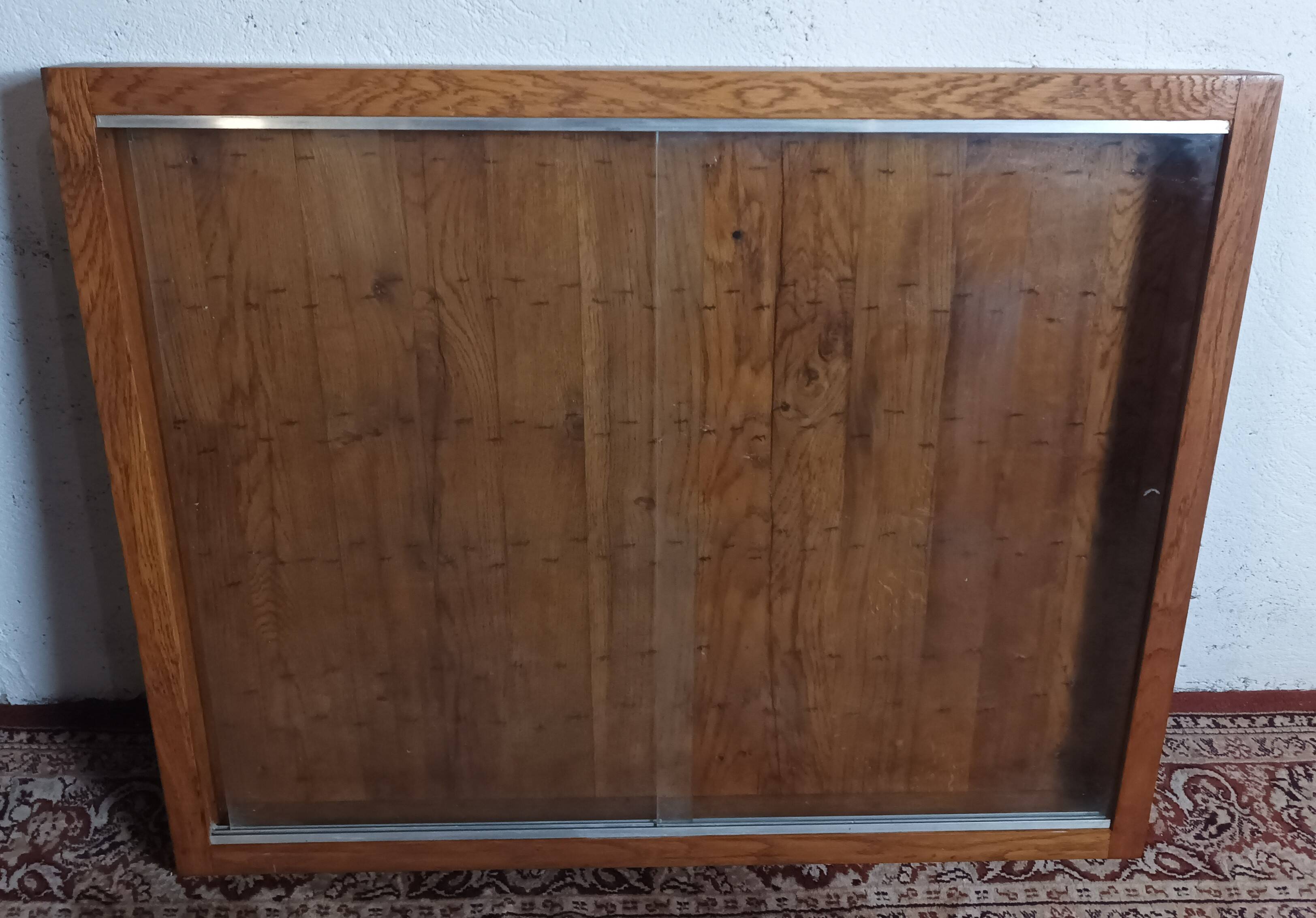Oak wall-mounted key hotel display case