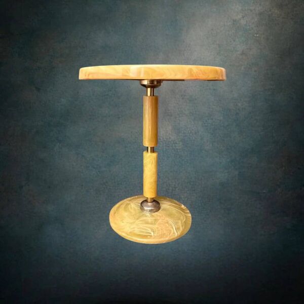 Ancienne table d’appoint en résine effet marbre jaune et métal patiné années 70