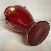 Vase camée et cabochons rouges en verre bordeaux