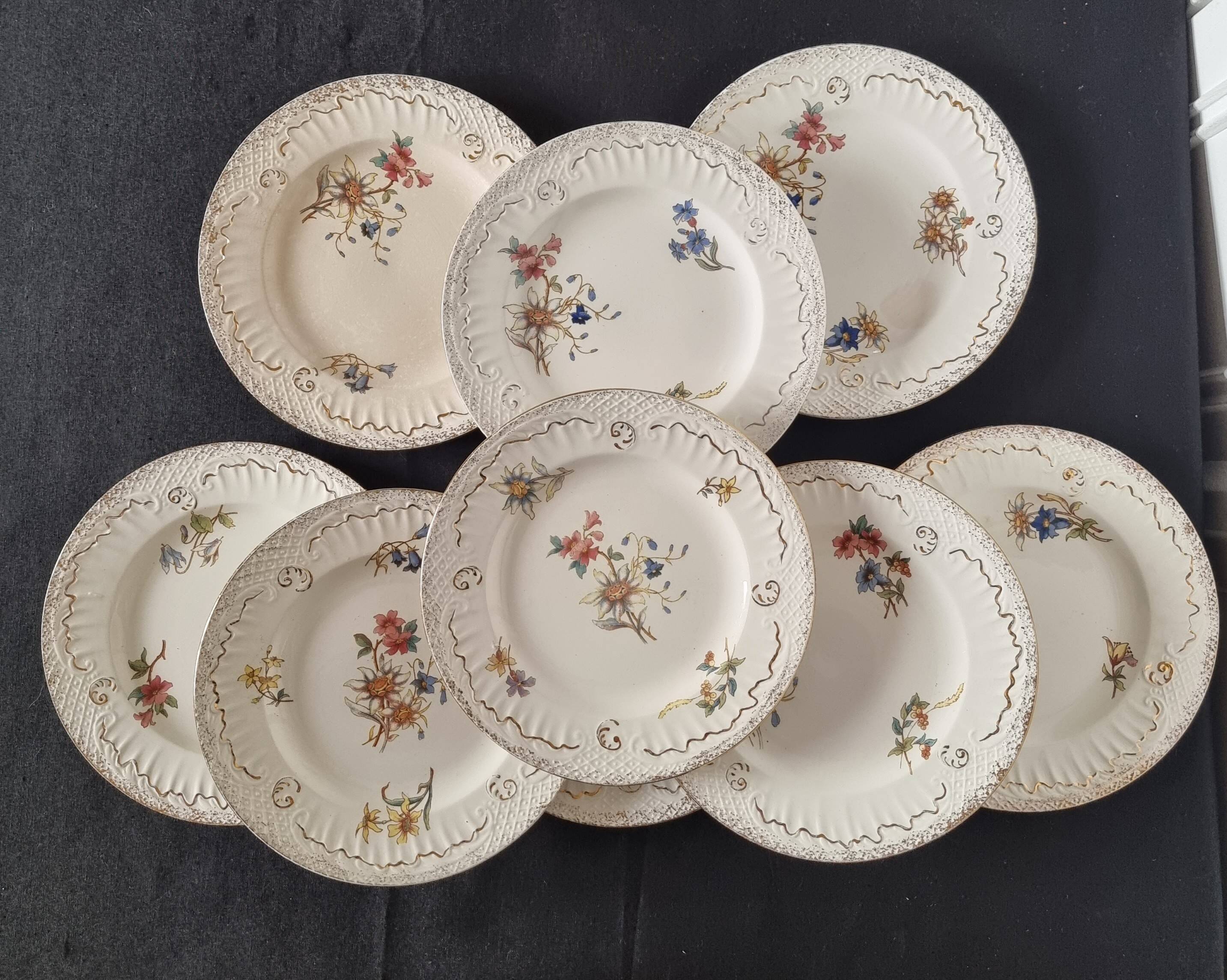 Lot de 9 assiettes anciennes en porcelaine de Sarreguemines, XIXe siècle, s
