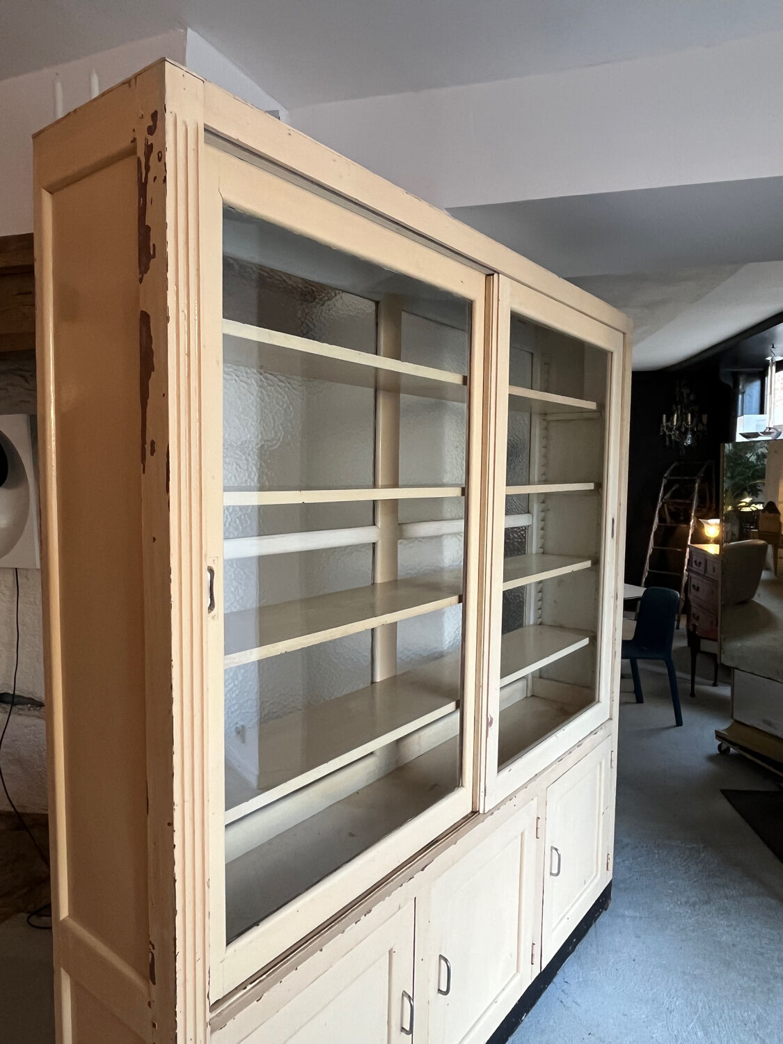 Display cabinet for shop