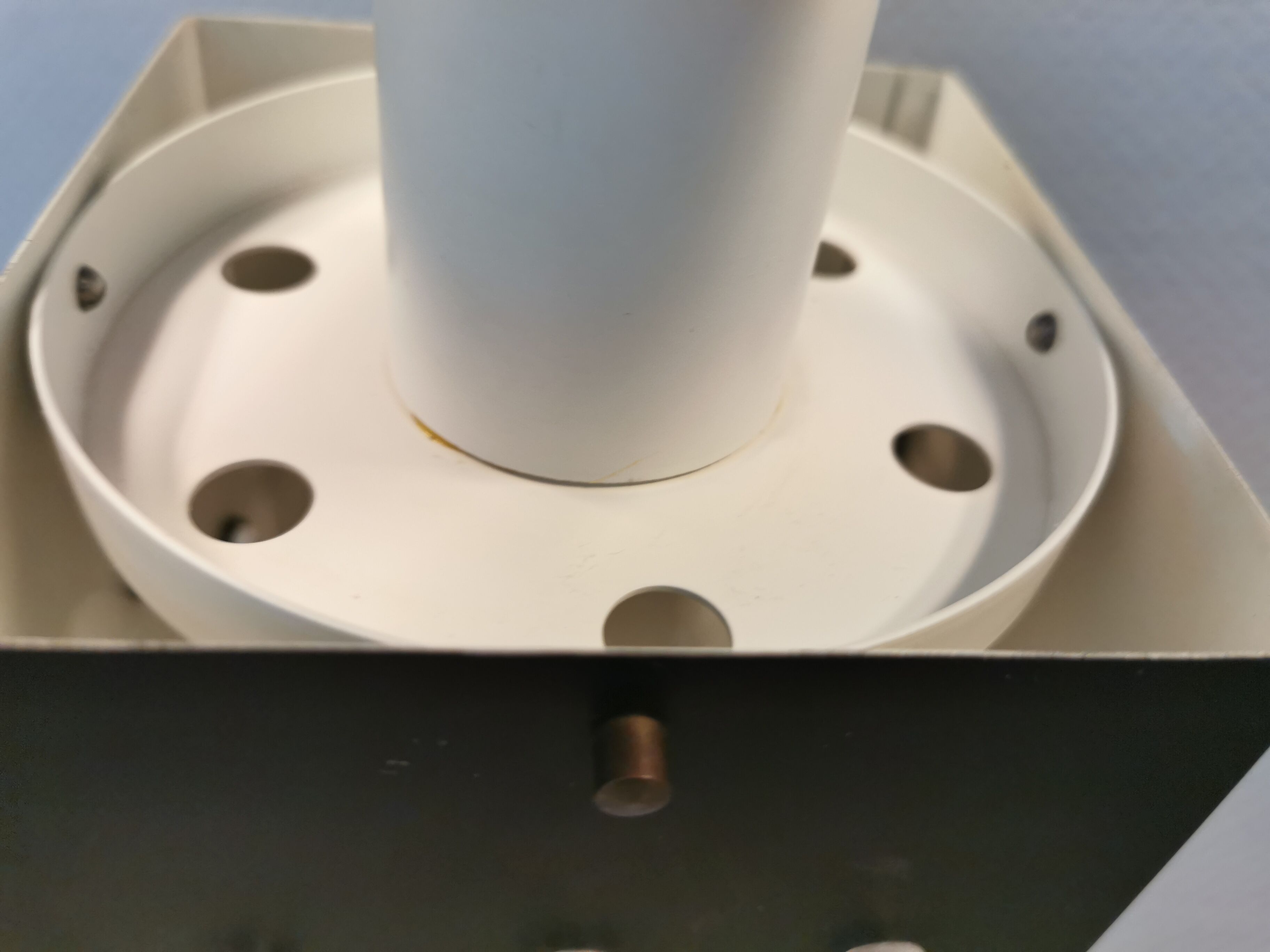 Lampe suspendue carrée de l’ère spatiale en métal laqué blanc et noir.