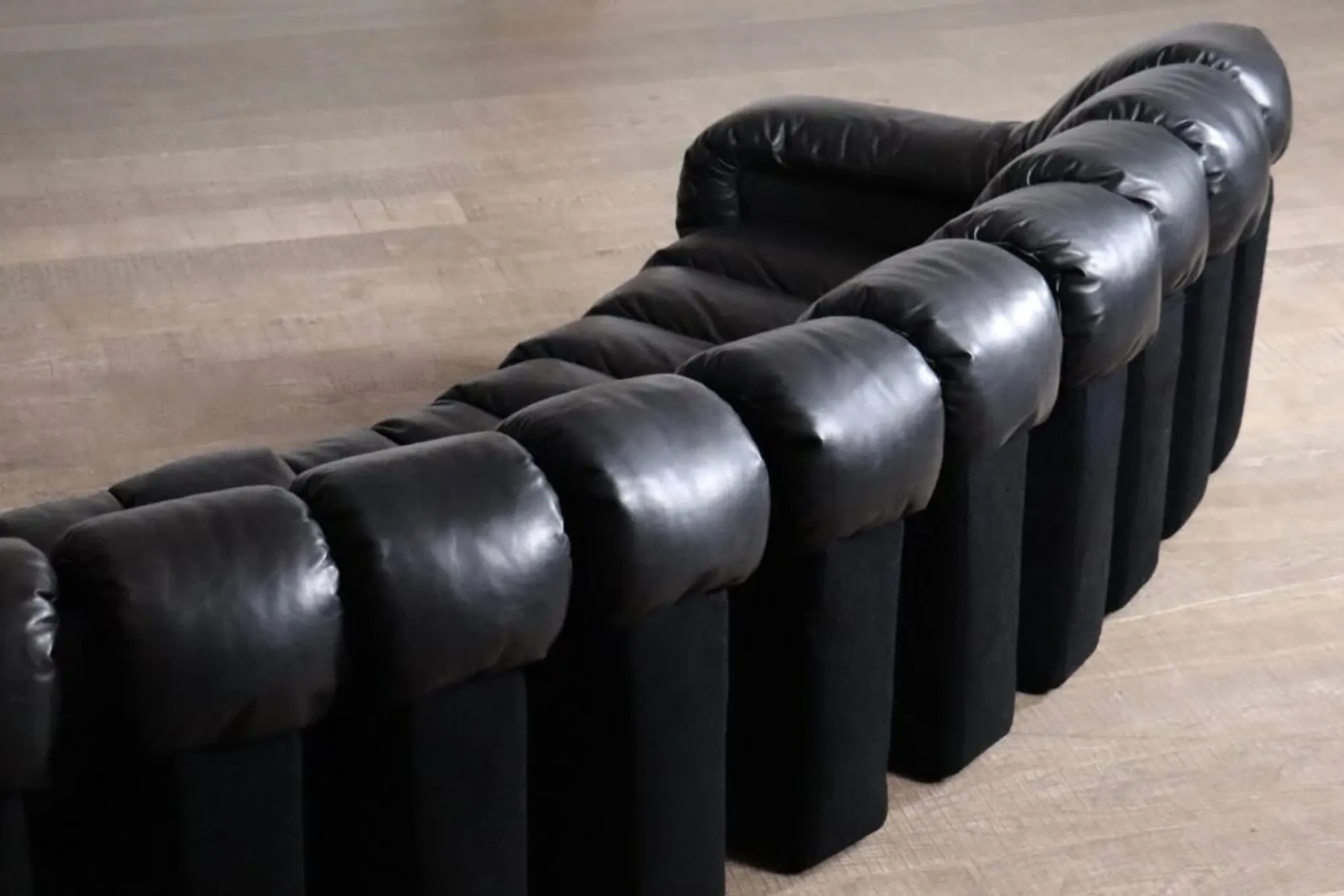 De Sede DS 600 “Non-Stop” sectional black leather sofa by Heinz Ulrich, Ueli Berger and Eleanora Peduzzi-Riva, 1970s