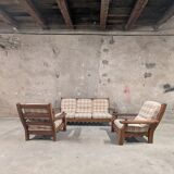 Salon vintage en bois massif avec coussins à carreaux