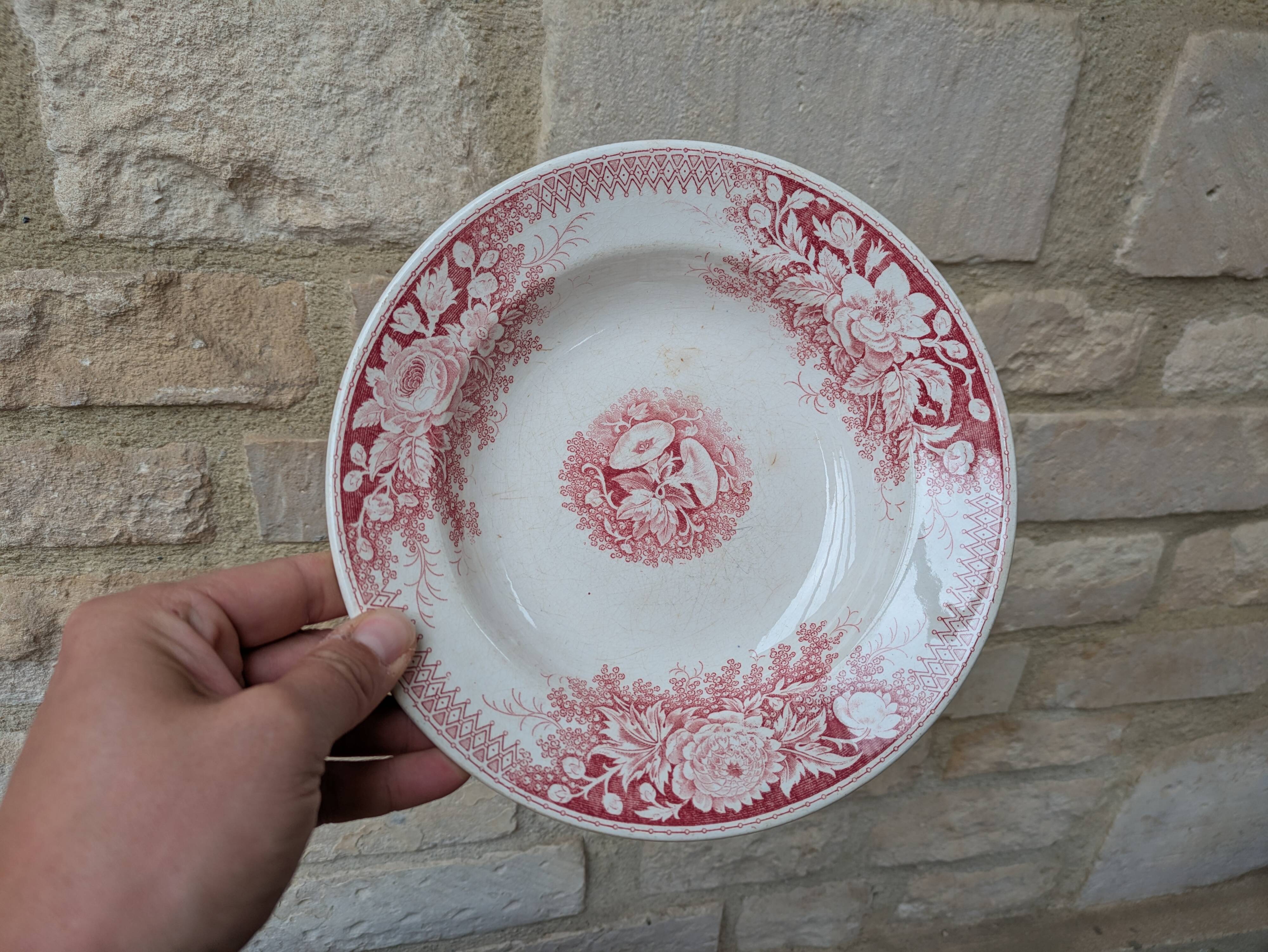 Hollow plate U et Cie Sarreguemines model Jardinière with pink flower decoration.