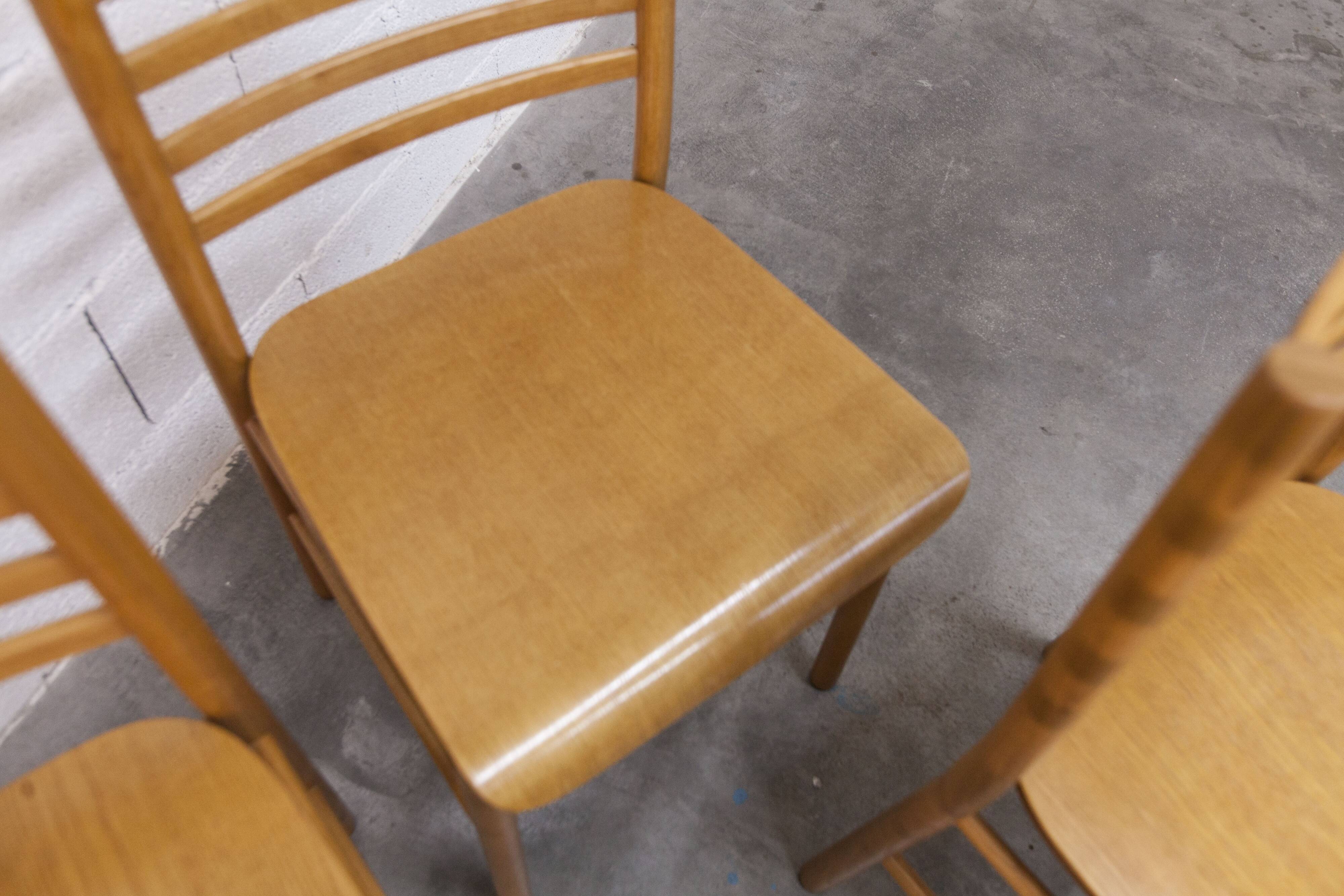 Danish ensemble transformable table 114 cm / 154 + 4 modernist chairs from the 1970s.