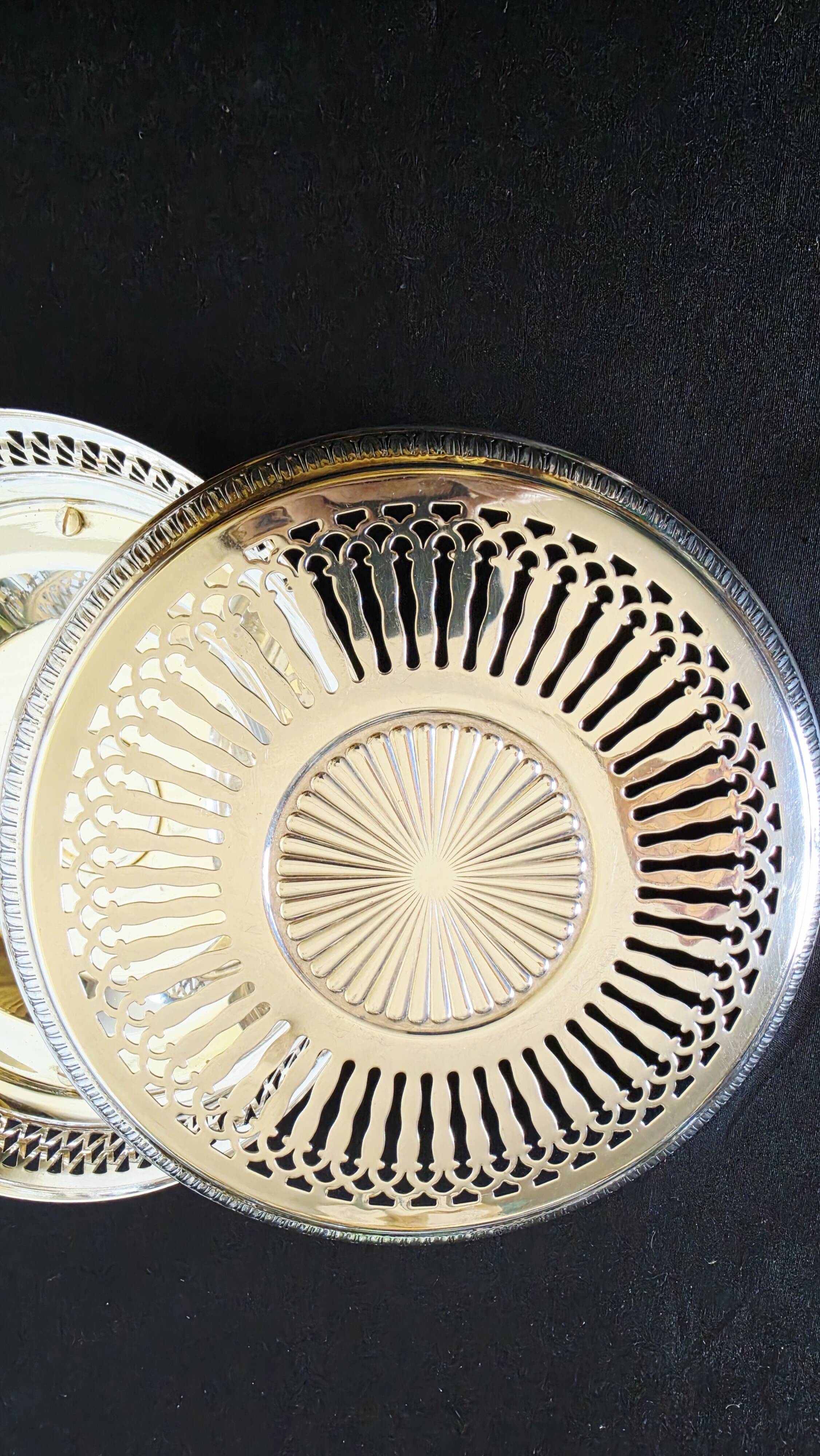 Élégant chauffe-plats ou chauffe-table vintage en métal argenté de style né