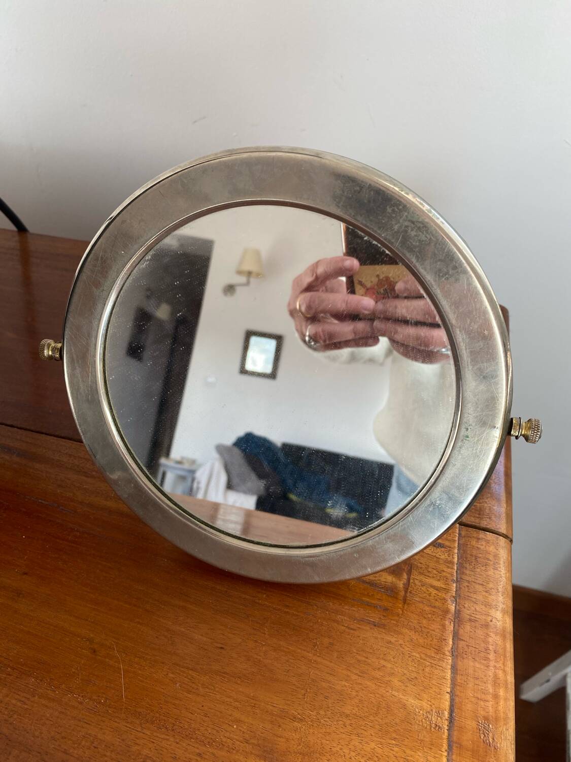 Miroir rond vintage en métal argenté.