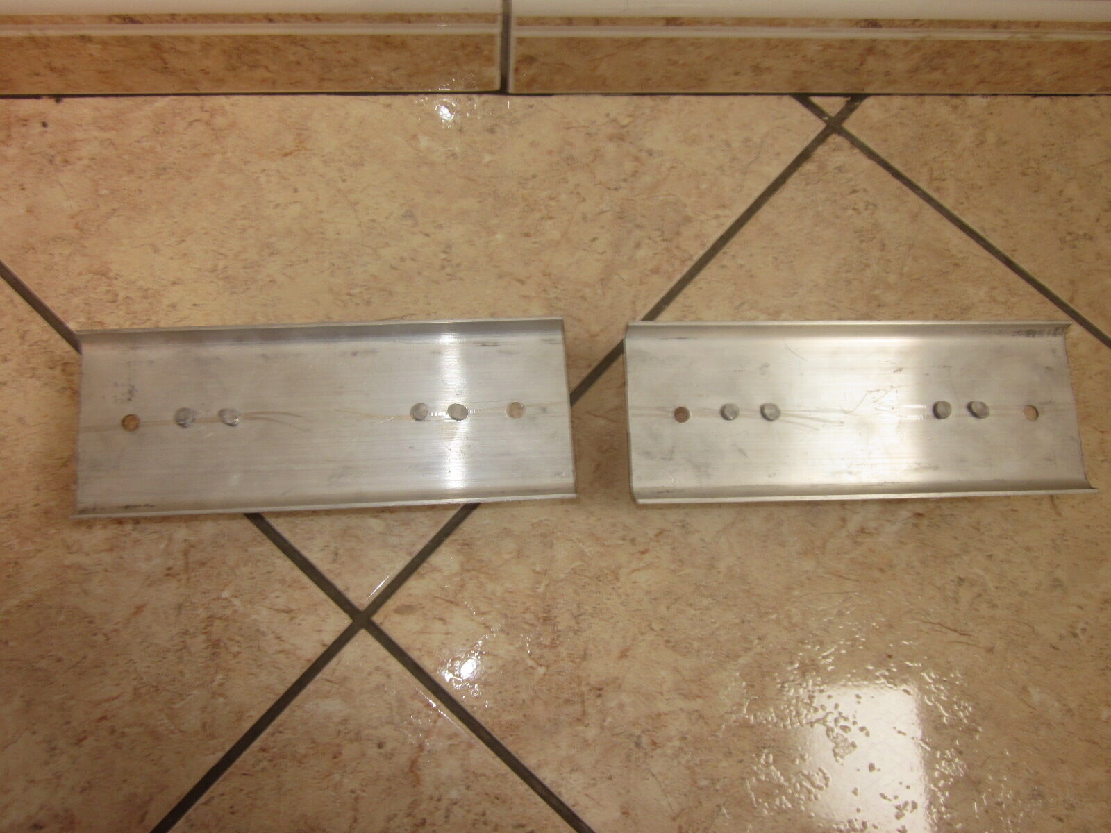 Paire de porte manteaux en aluminium