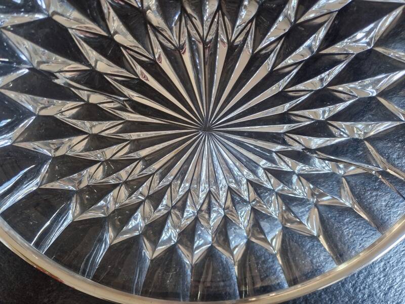Grand plat en verre moulé et monture en métal argenté