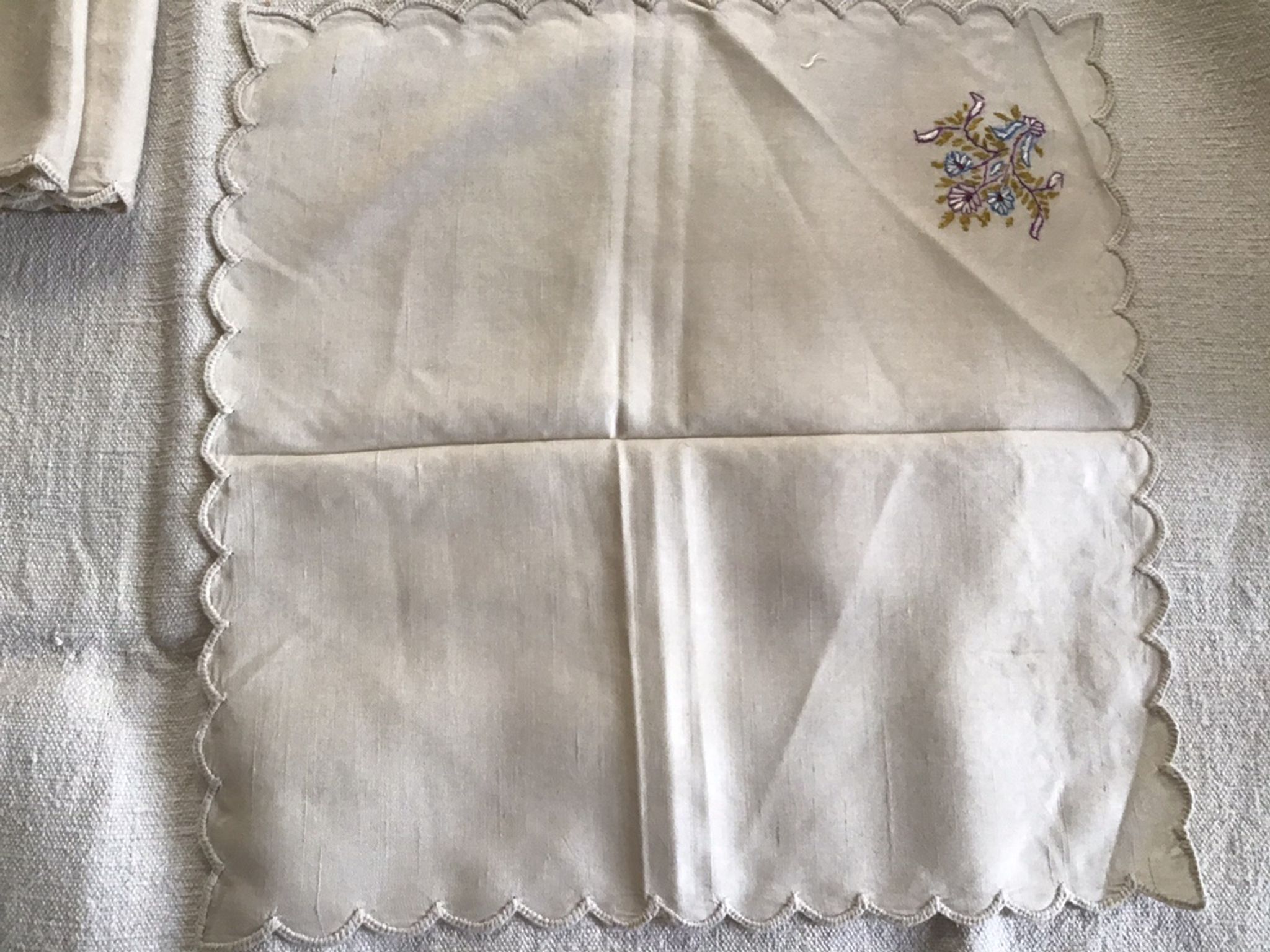 Nappe et serviettes en soie grège brodée de motifs cachemires  en couleur