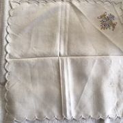 Nappe et serviettes en soie grège brodée de motifs cachemires  en couleur