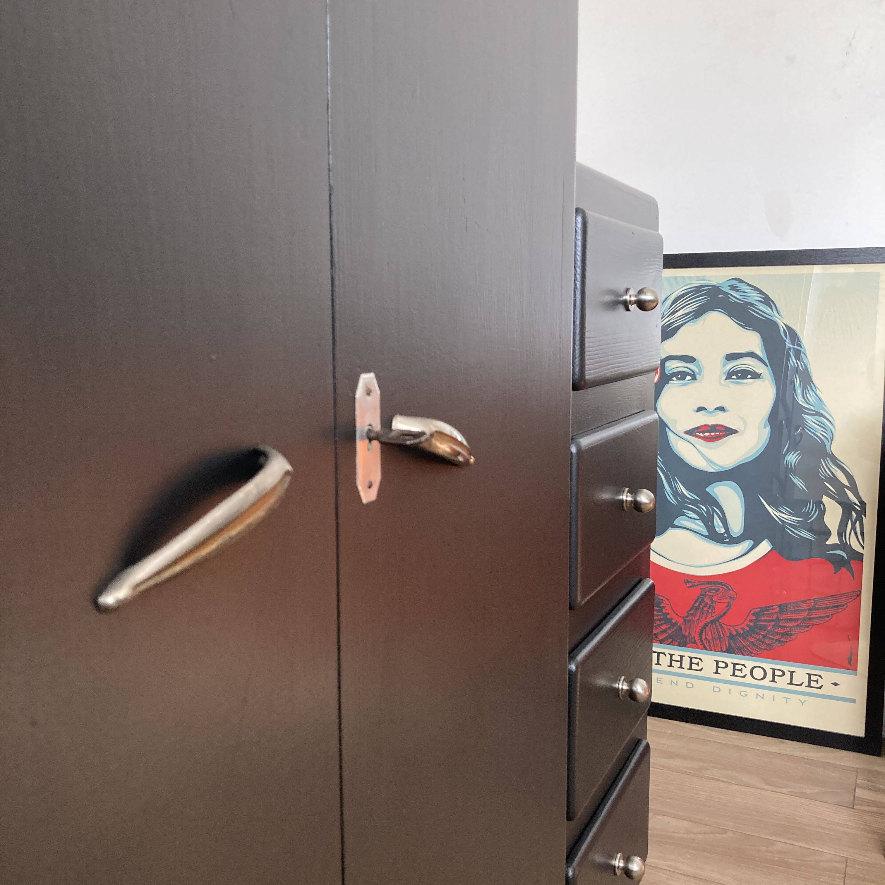 Armoire asymétrique peinte en noir