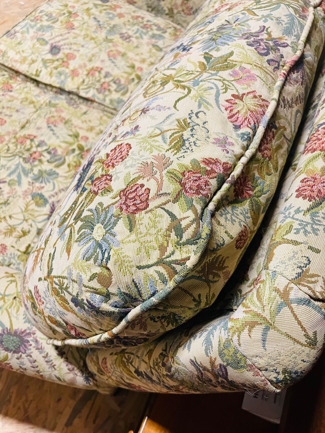 Flowered canapé in chic Grandmother style