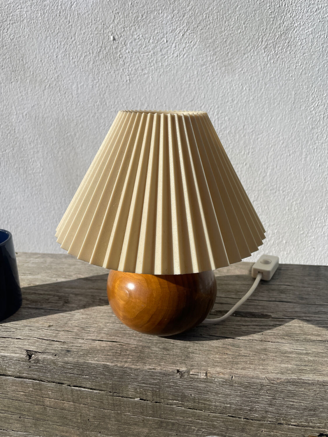 Pleated wooden ball lamp