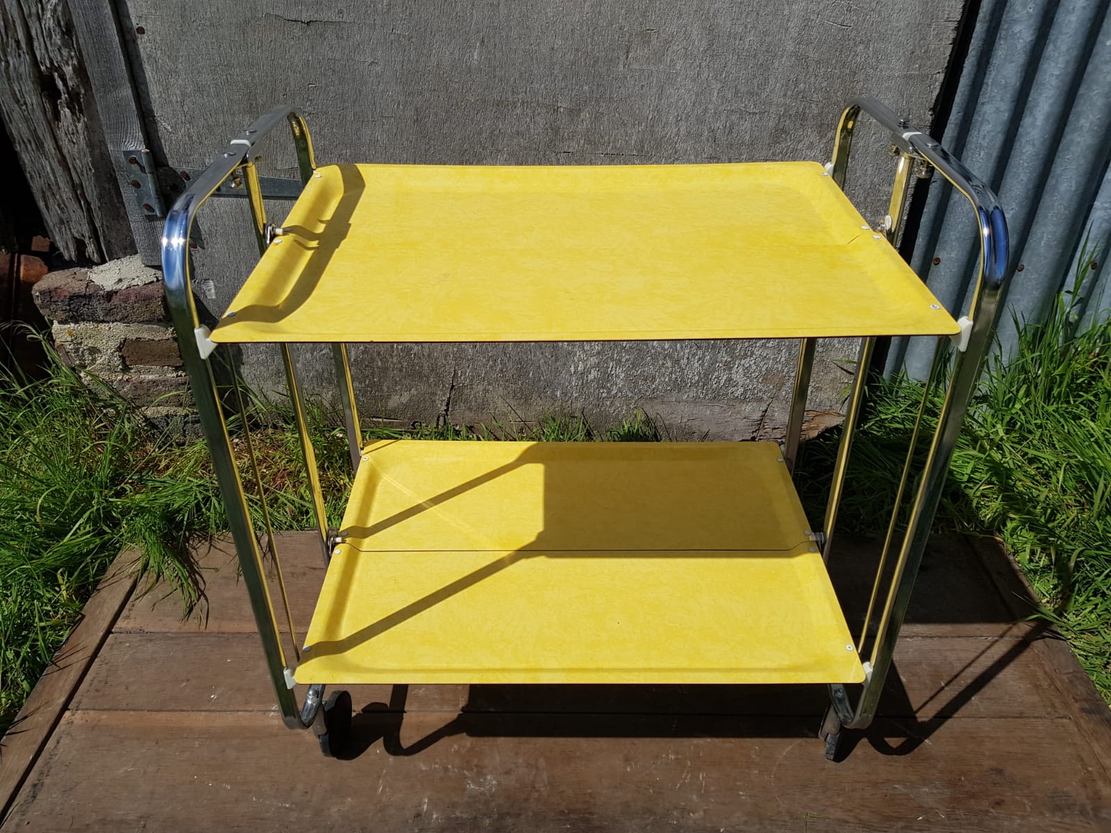 Serving table 1970
