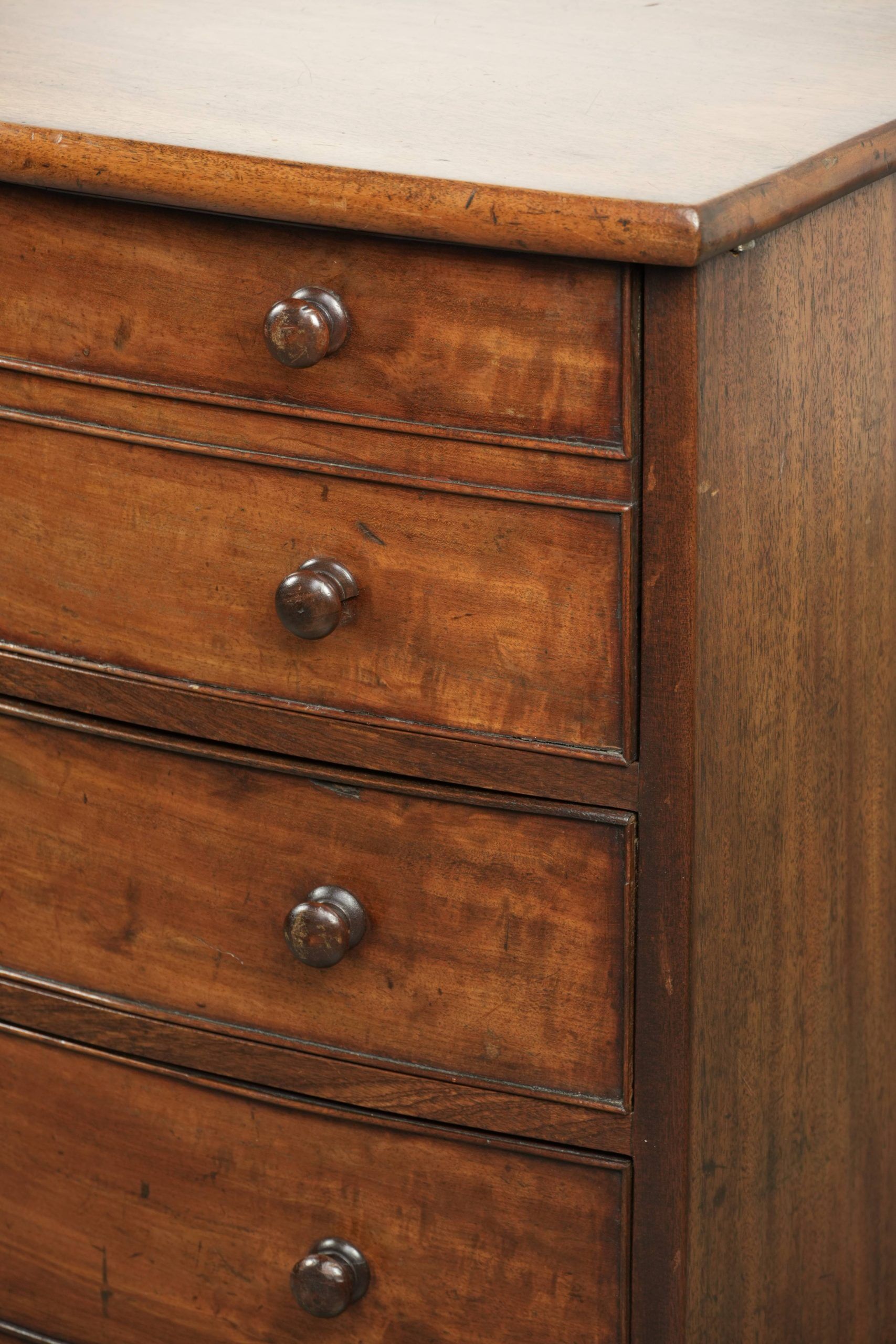Commode anglaise du 19e siècle en taille subtile et unique.