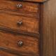 Commode anglaise du 19e siècle en taille subtile et unique.