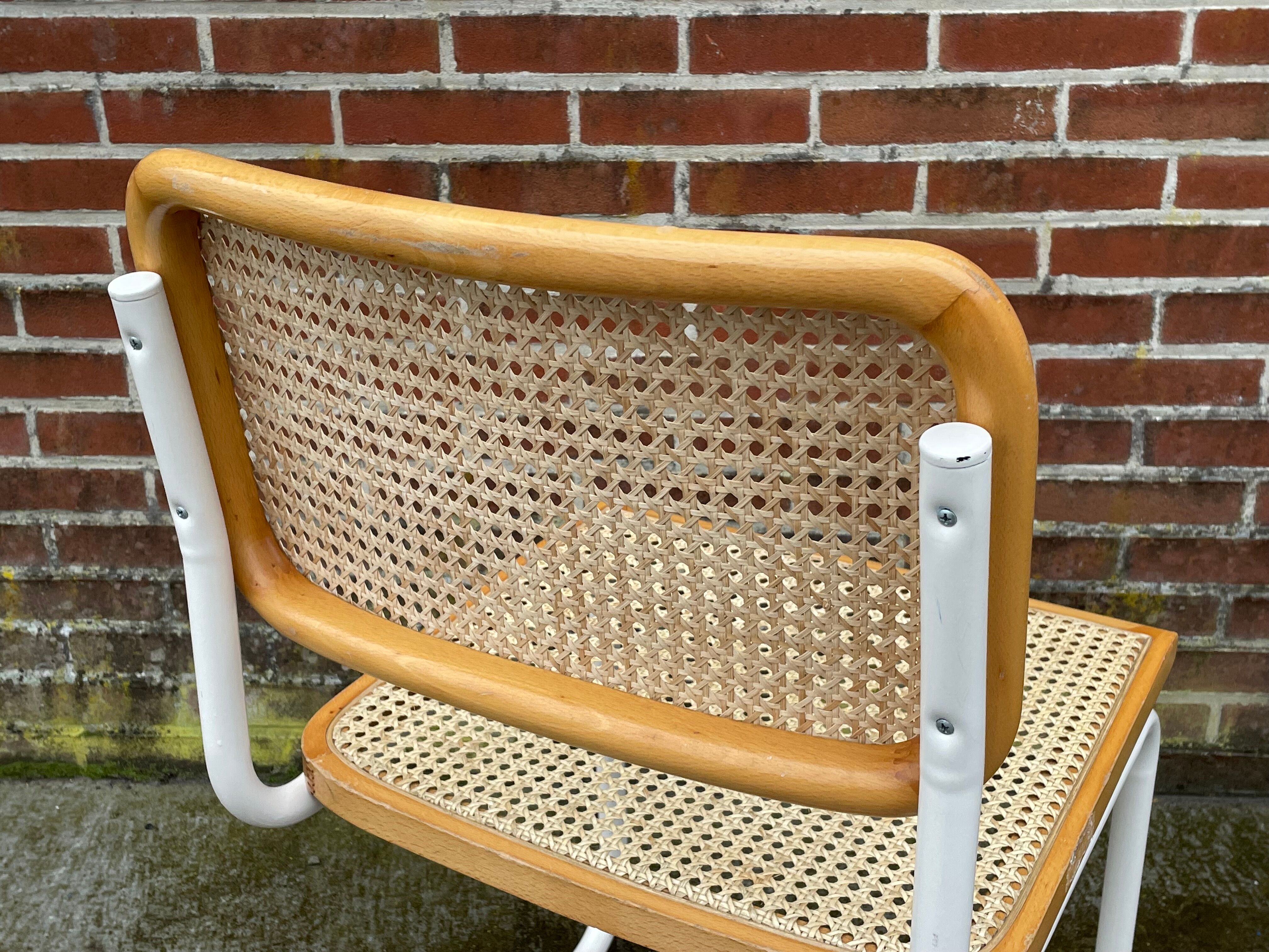 Chaise Cesca modèle b32 en blanc et bois par Marcel Breuer