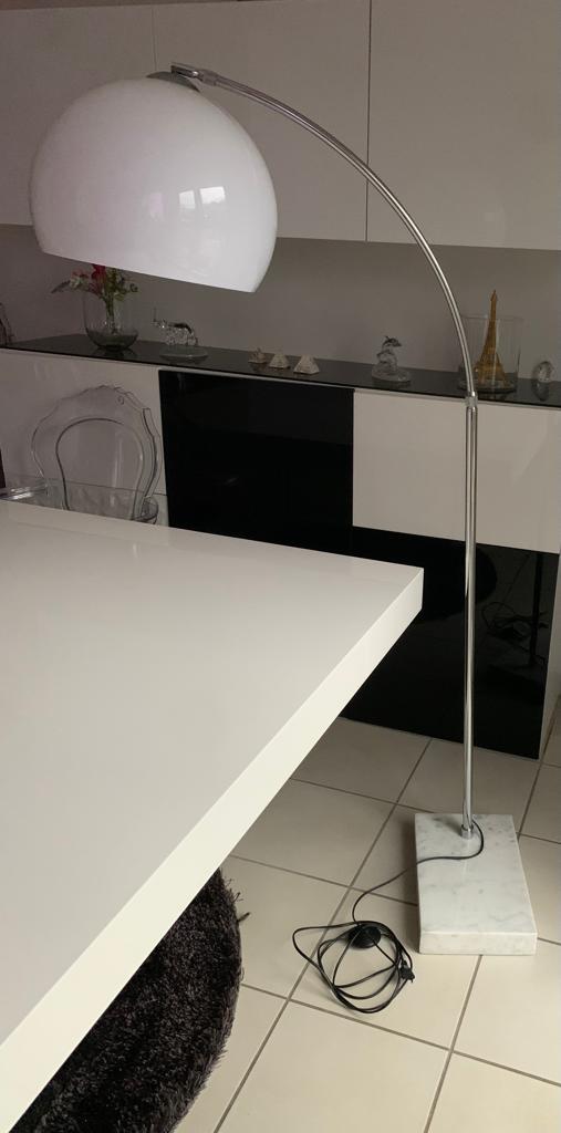 Lampadaire arc blanc et argenté en métal et marbre