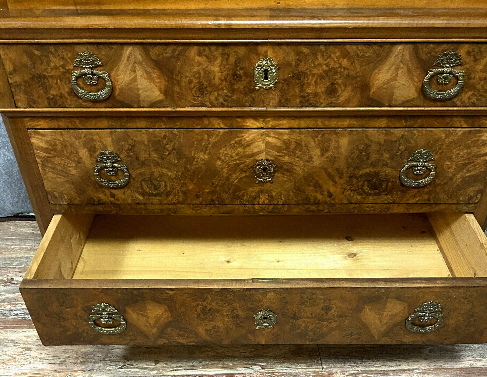 Commode scriban era Louis Philippe in walnut bramble around 1830
