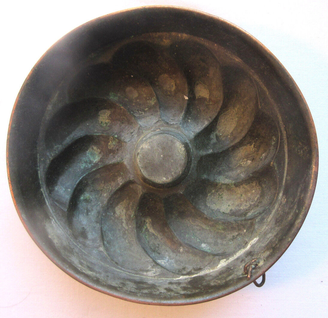 Old copper cake pan, braided crown, kitchen utensil