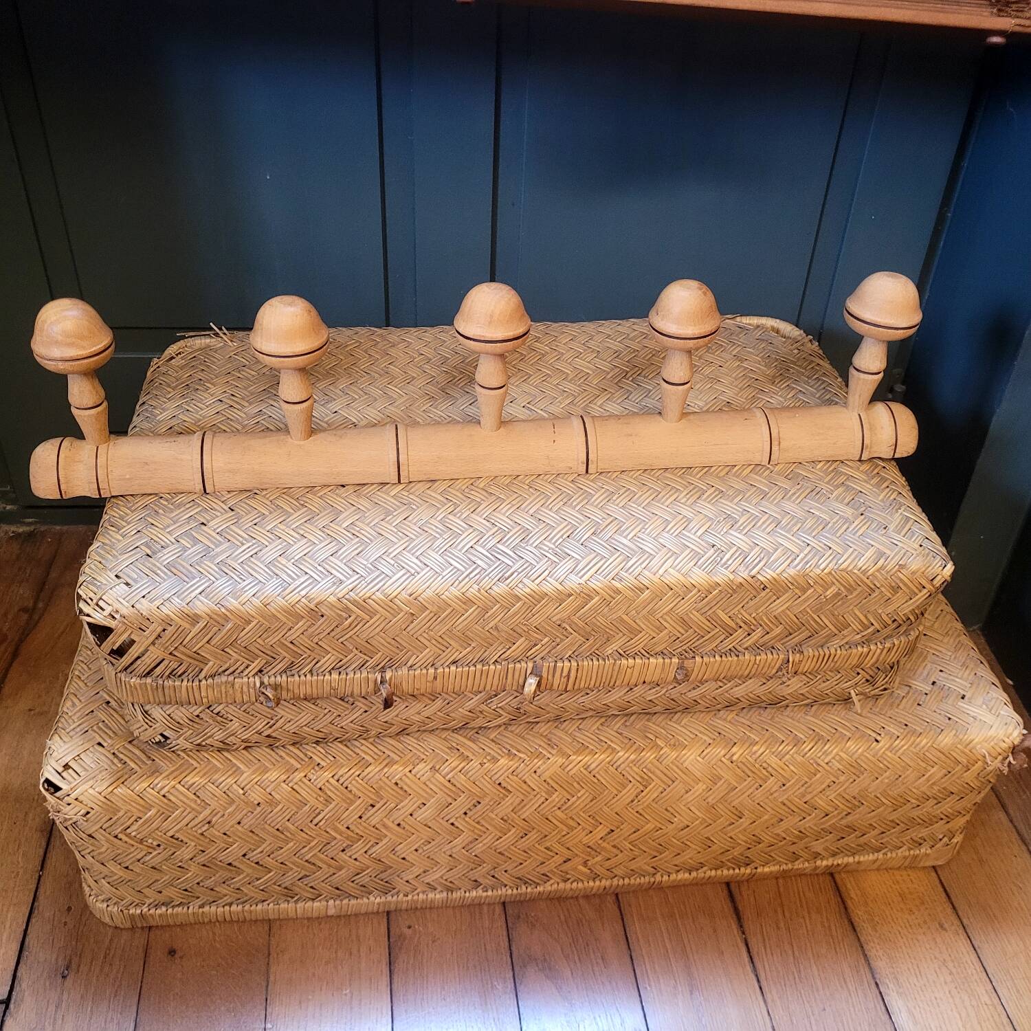 Coat rack with 5 turned wooden hooks from the 30s