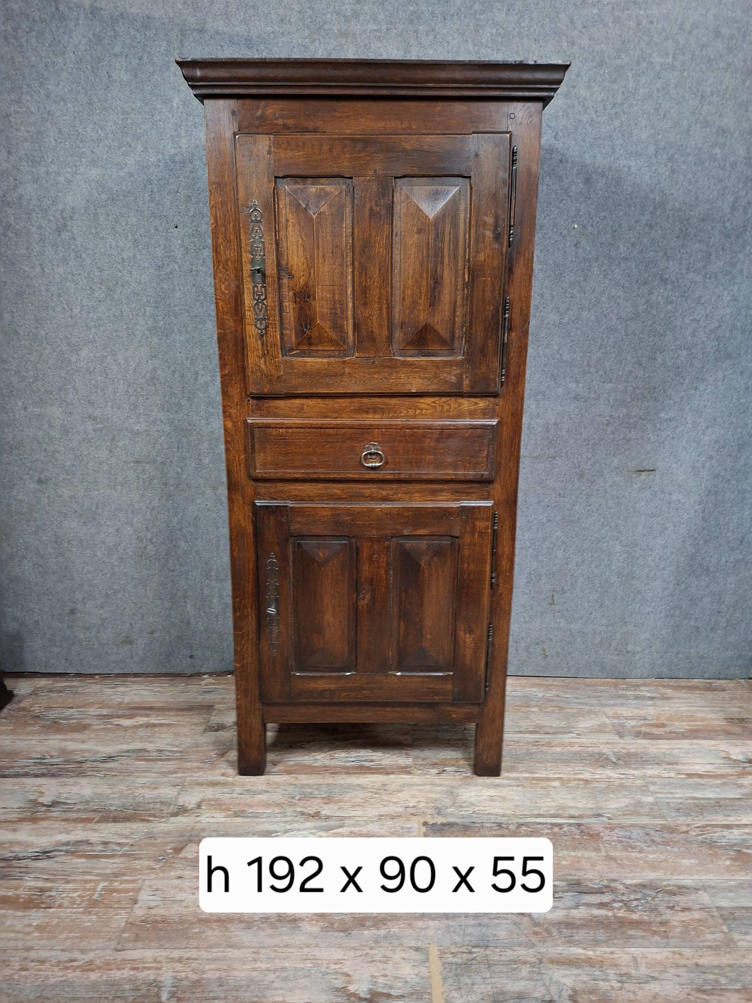 Standing man in Louis XIII style, made of solid oak, from the 20th century.