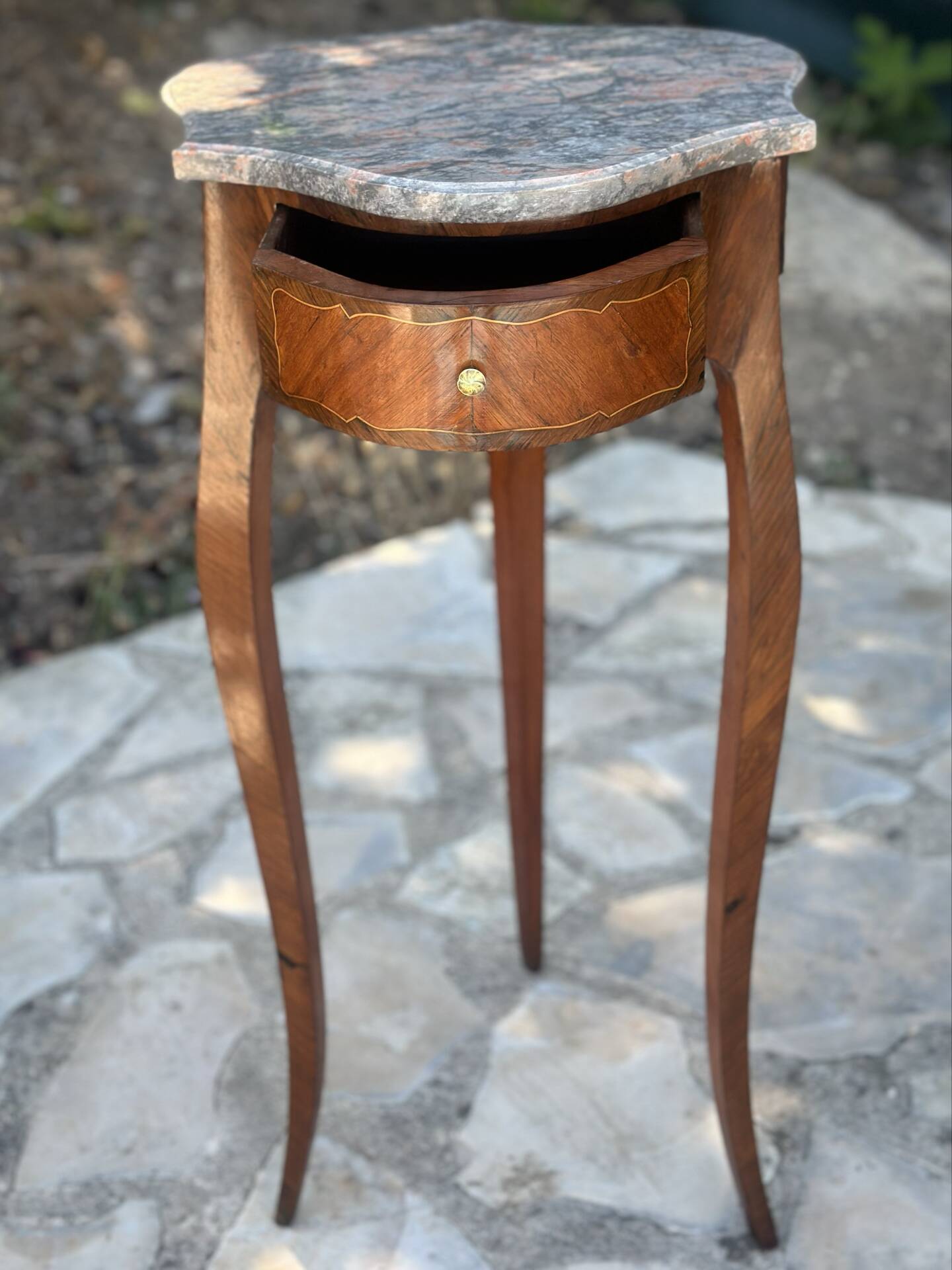 Table volante en Marqueterie de bois précieux de style Louis XV .