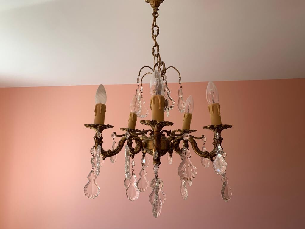 Chandelier with crystal pendants