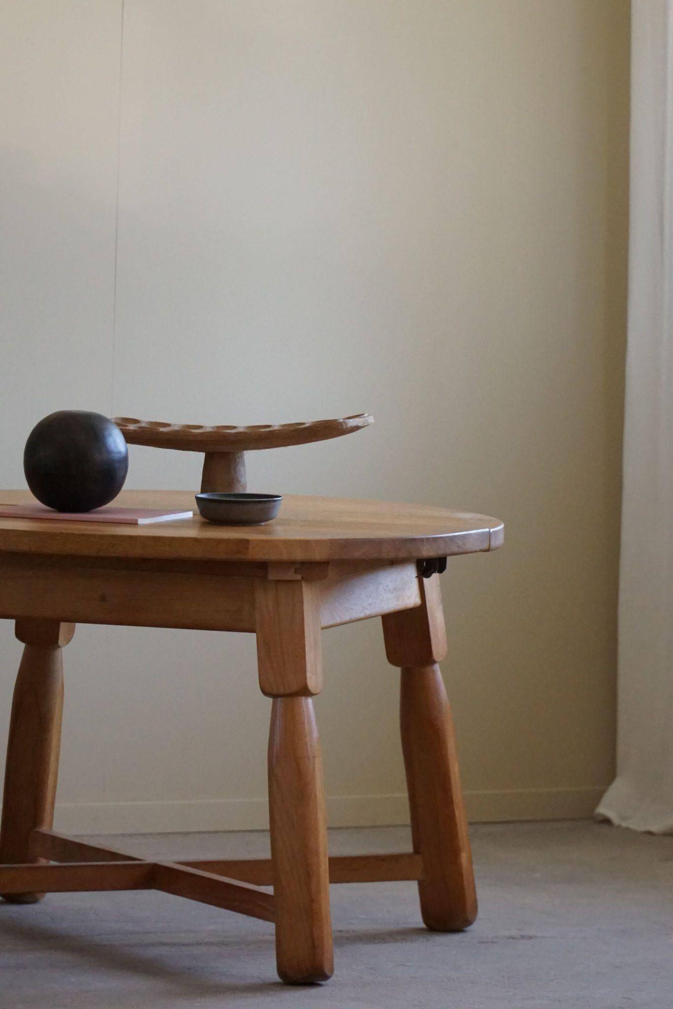 Brutalist round dining table in oak, mid-century, made in France, 1960s.