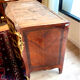 Commode d’epoque Louis XV en bois de violette.garniture de bronze