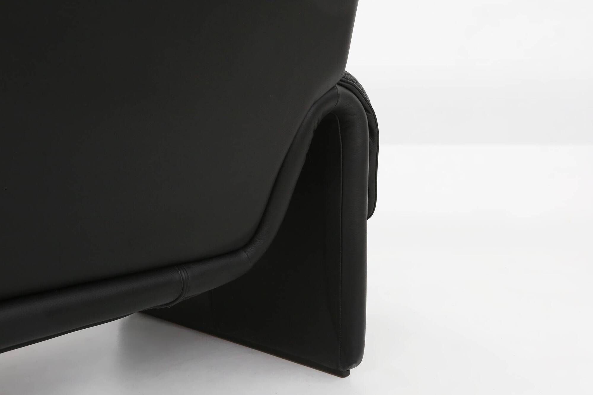 Iconic black leather DS-2011 sofa by De Sede, Switzerland ca. 1980