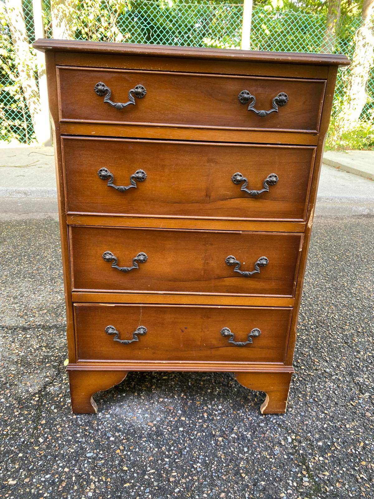 English chest of drawers in light wood with 4 drawers