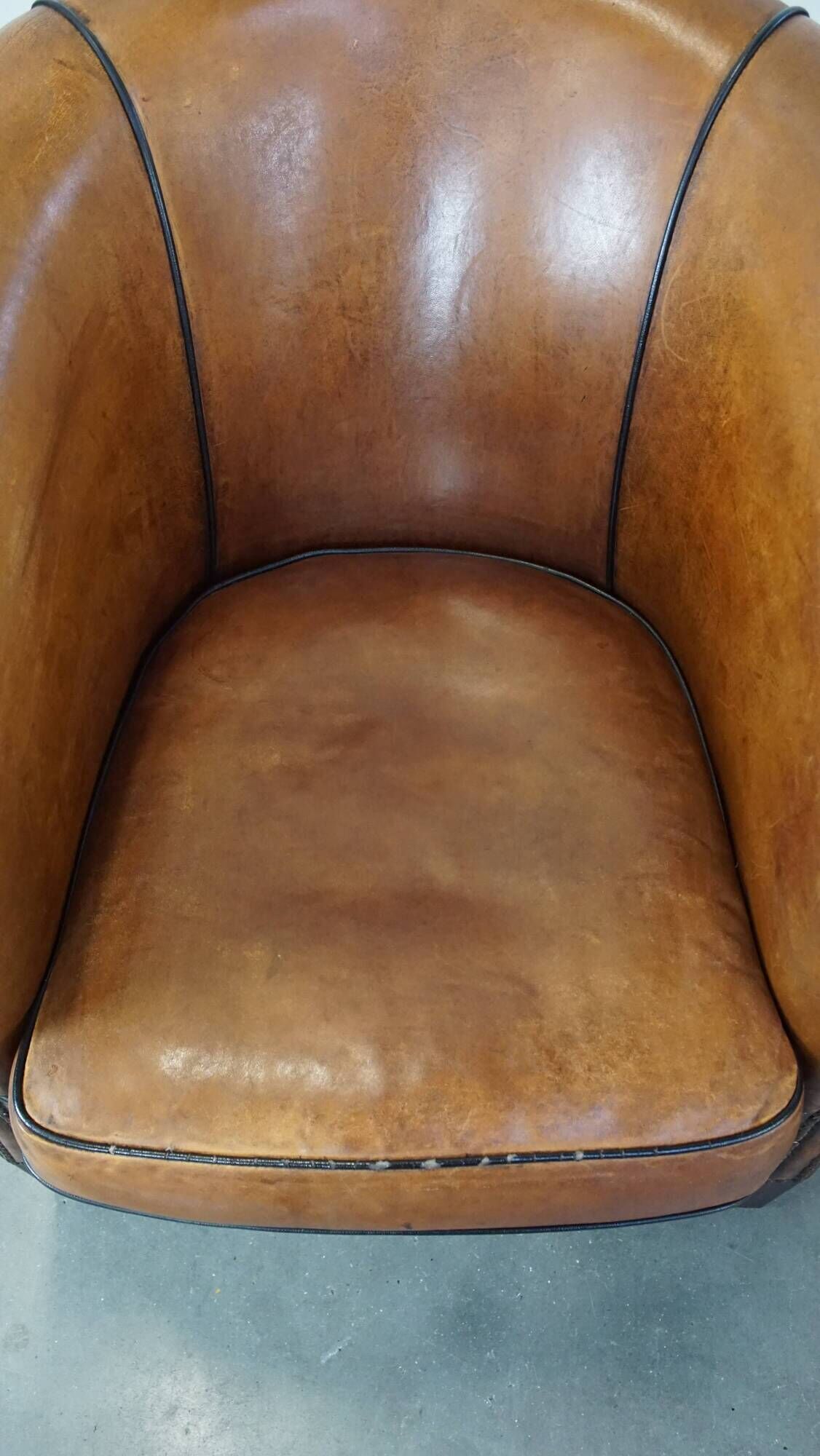 Set of 2 club armchairs in sheepskin leather with black piping