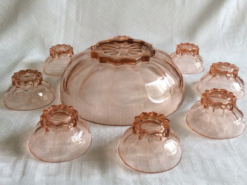 Set of 8 vintage dessert bowls and its pink bowl 1960s