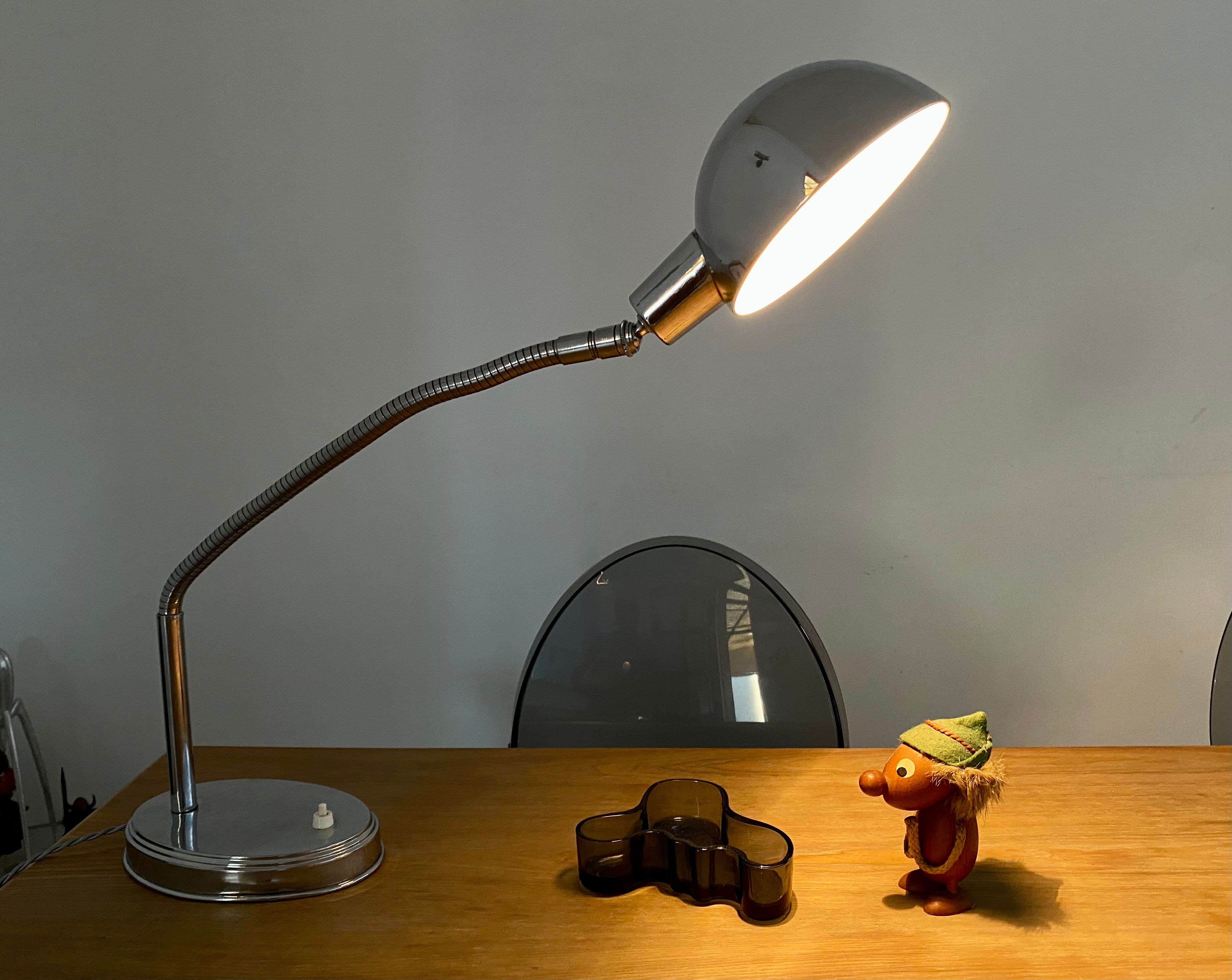 Flexible desk lamp vintage art deco design