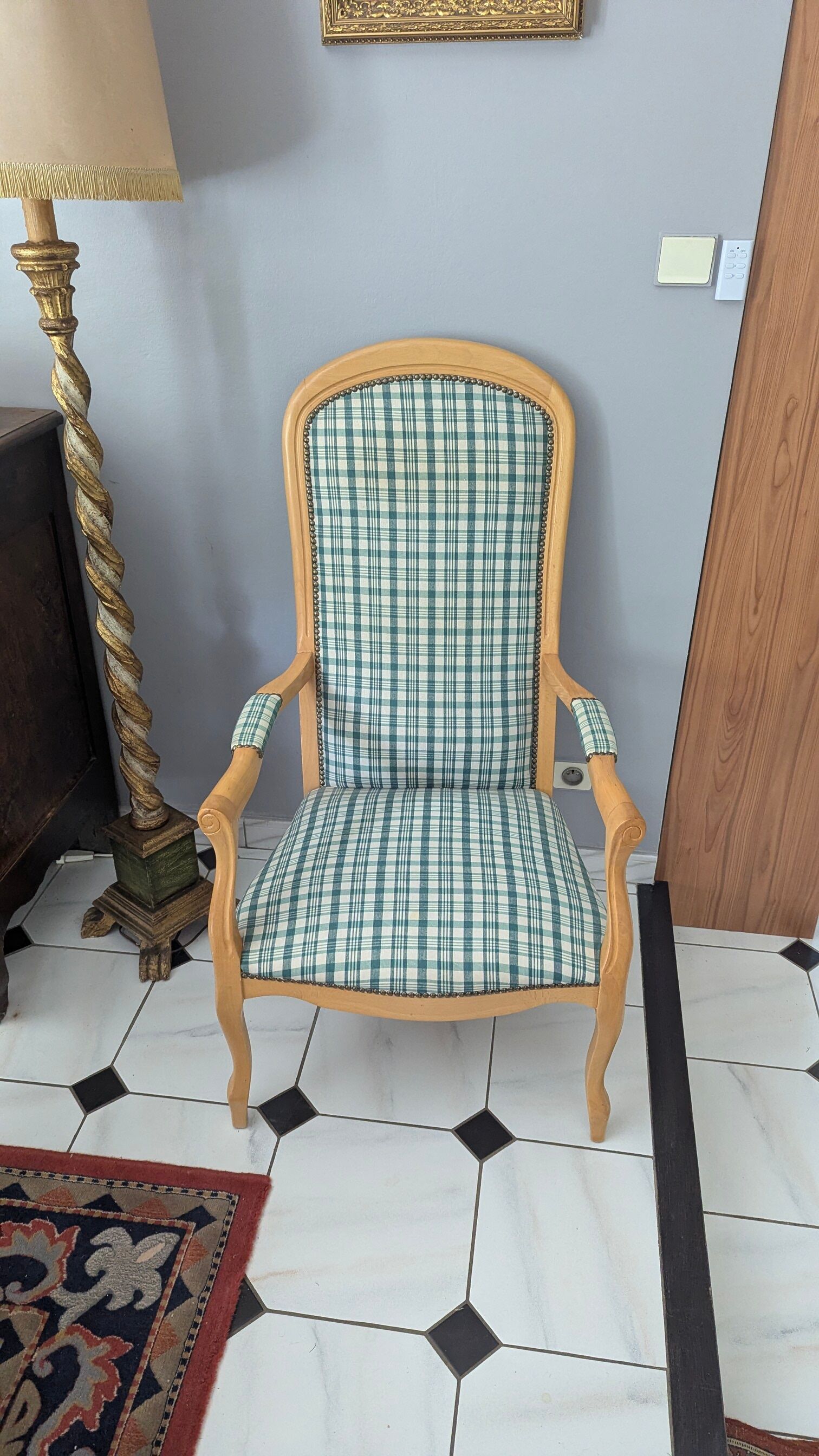 Fauteuil cabriolet / style Louis Philippe en parfait état – Tissu écossais